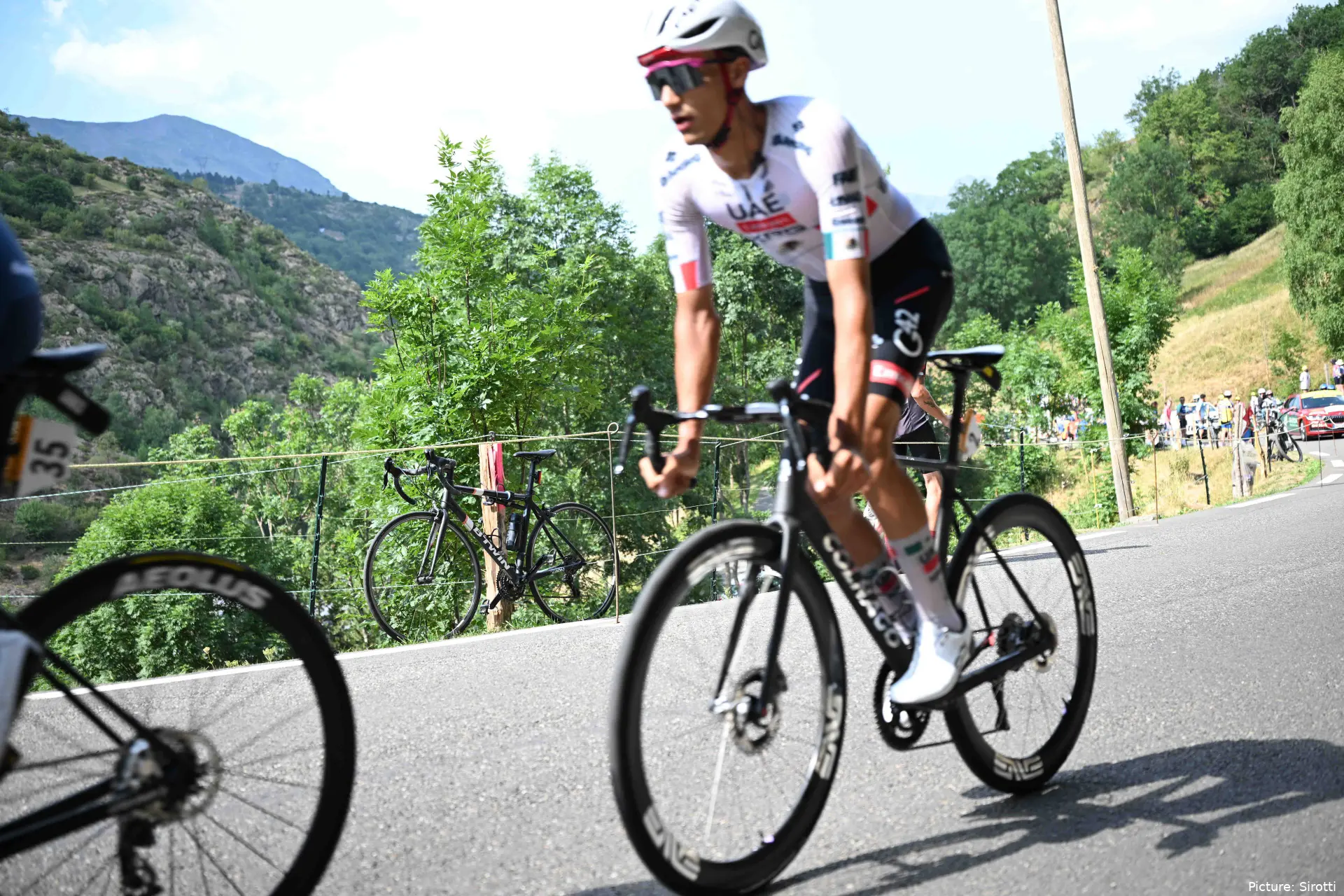 Isaac del Toro tijdens etappe 6 van de Tour de France 2026