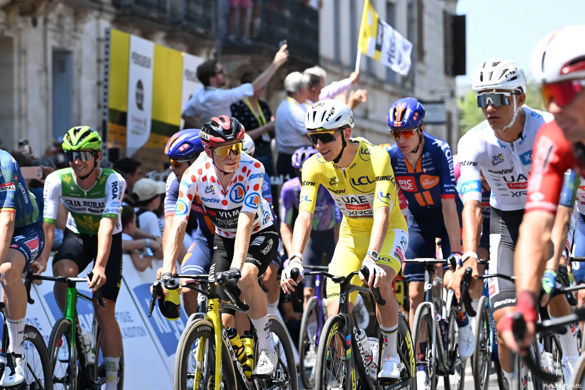 Jonas Vingegaard en Tadej Pogacar rijden zij aan zij in de Tour de France 2026