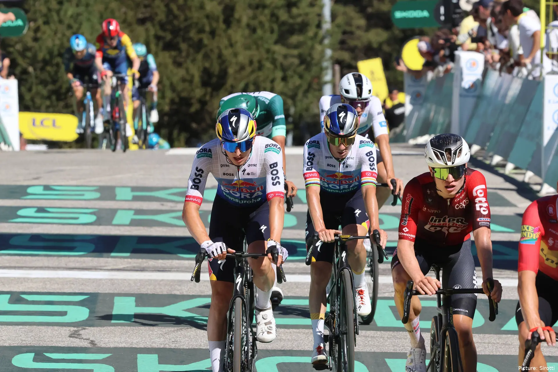 Remco Evenepoel en Florian Lipowitz finishen samen in de Tour de France 2026