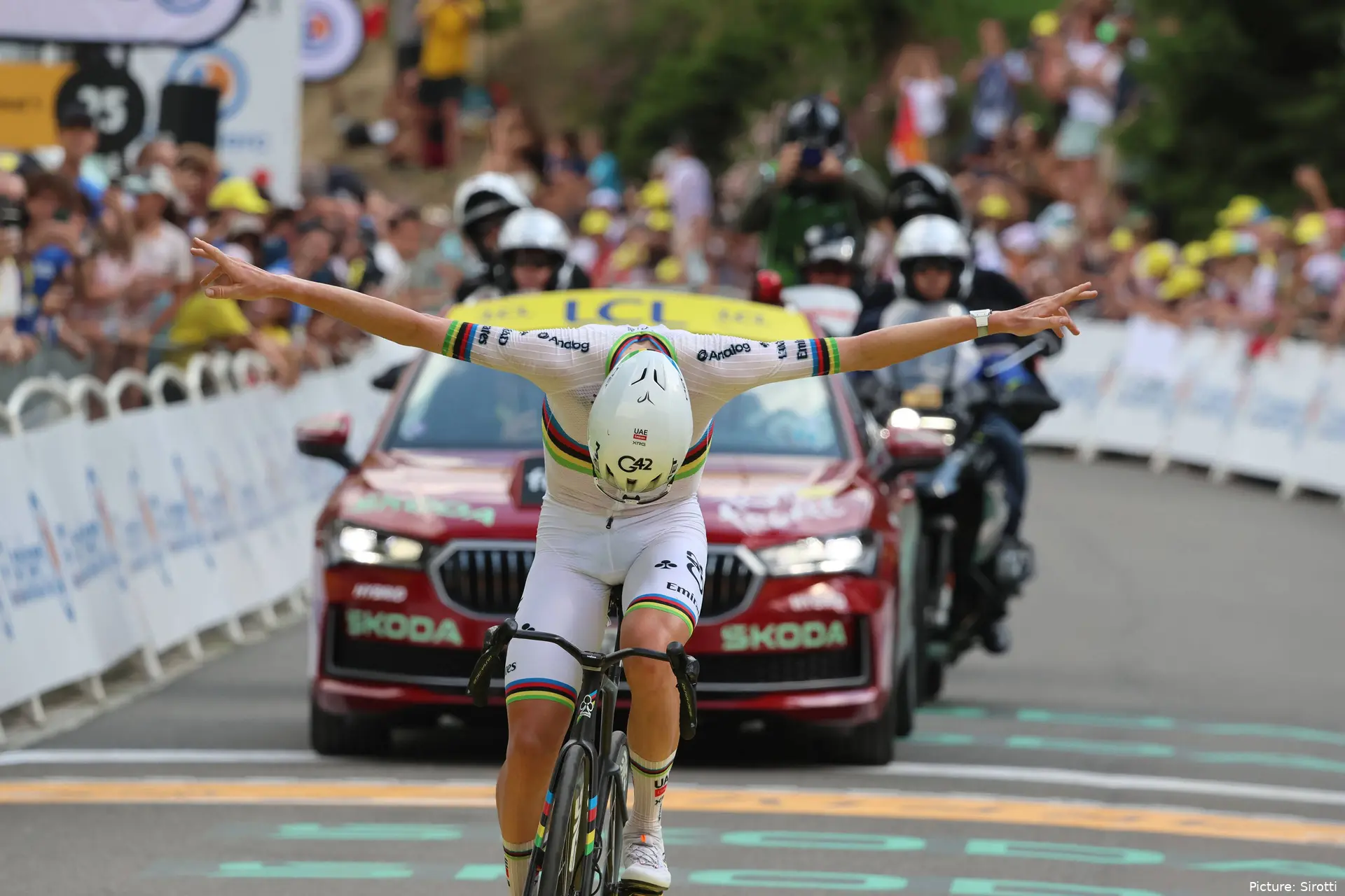 Tadej Pogacar in actie in etappe 6 van de Tour de France 2026