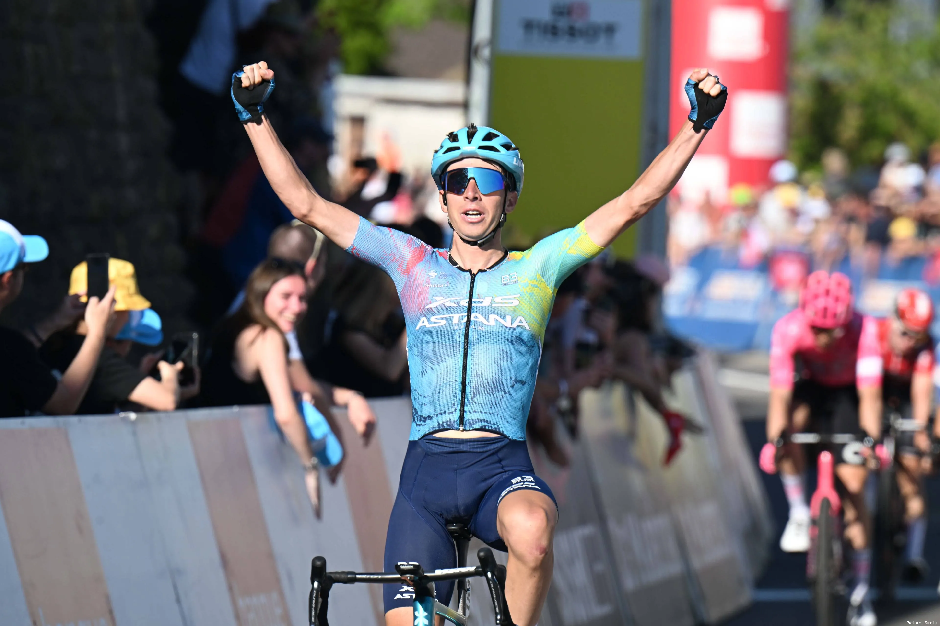 Lorenzo Fortunata, estrella italiana, celebrando un triunfo
