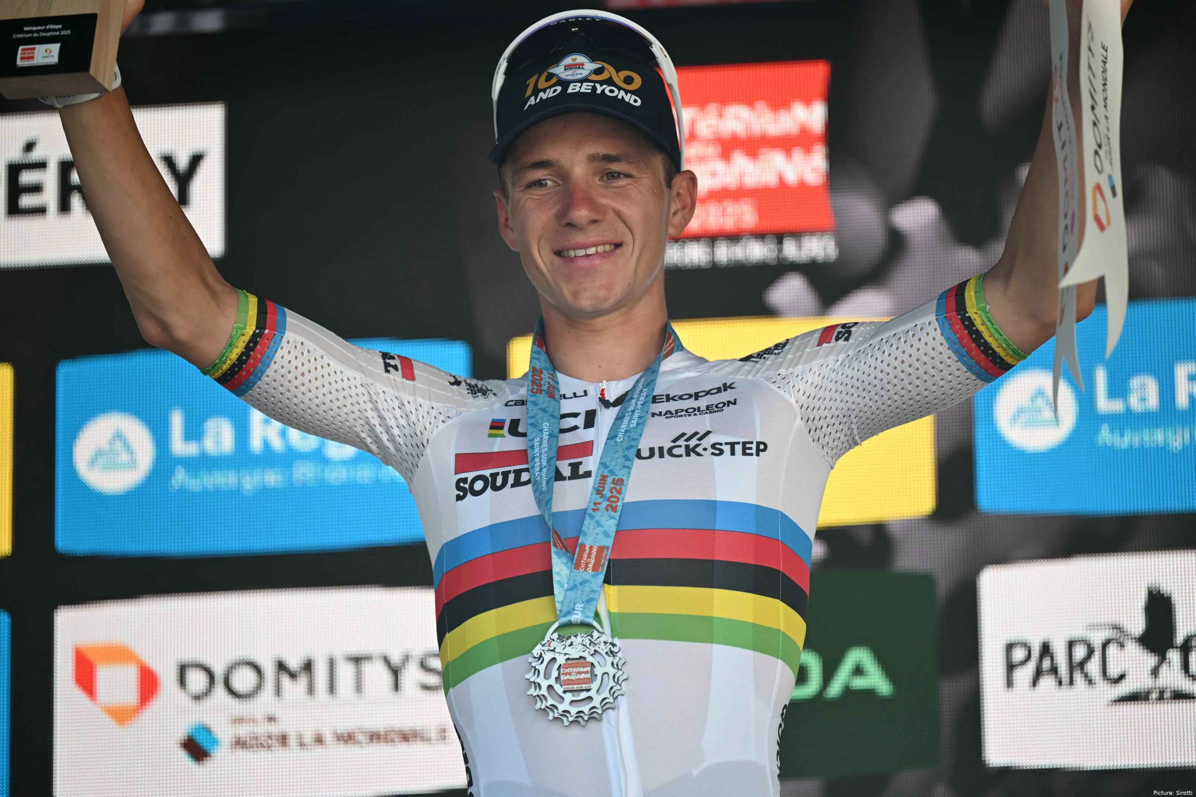 Remco Evenepoel, celebrando que es campeón mundial contrarreloj 2025