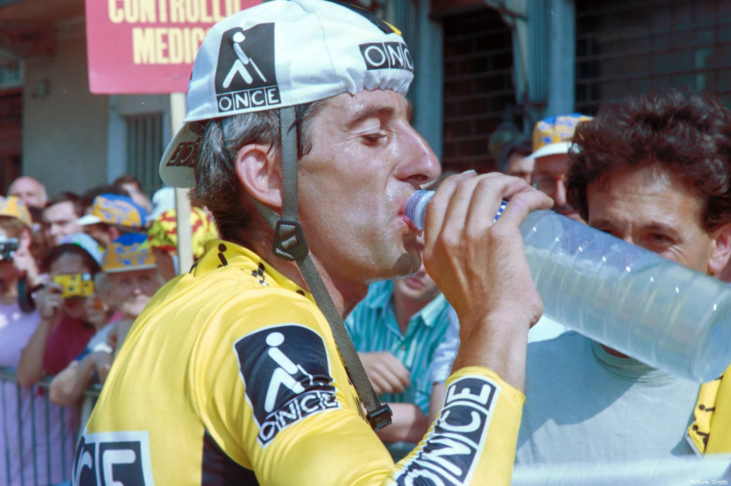 Marino Lejarreta bebiendo agua con los colores de la ONCE de Manolo Saiz.