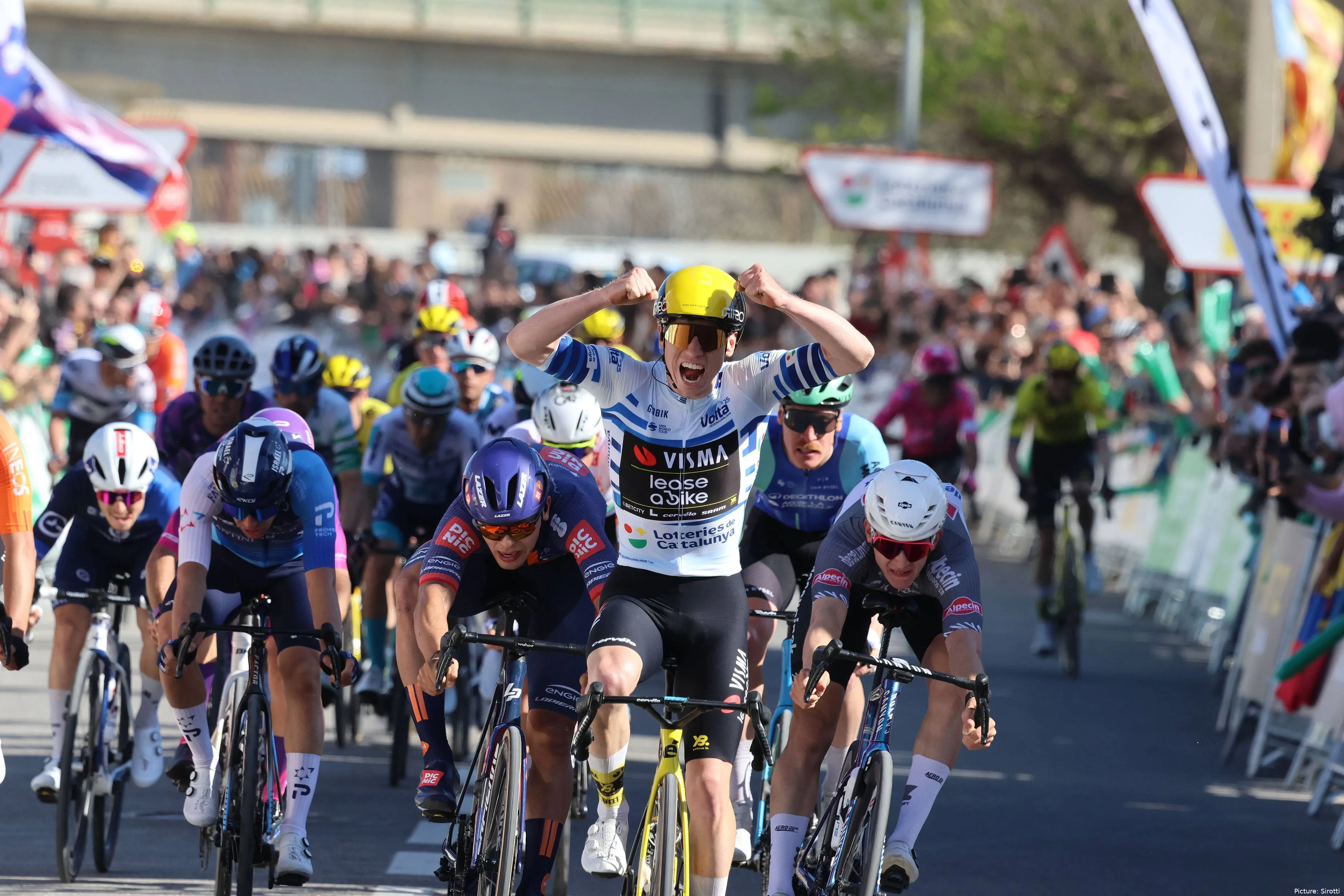 Matthew Brennan celebra una de sus dos victorias en la Volta a Catalunya 2025