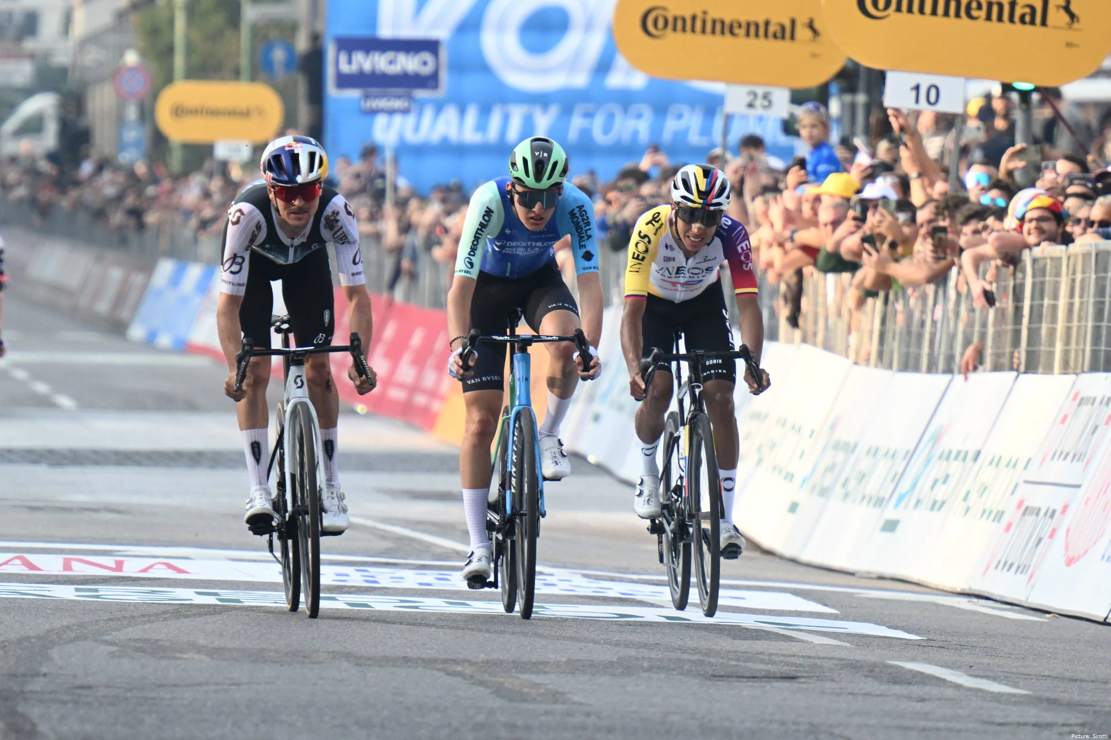 Paul Seixas, entrando en meta en Il Lombardia junto a Bernal y Pidcock