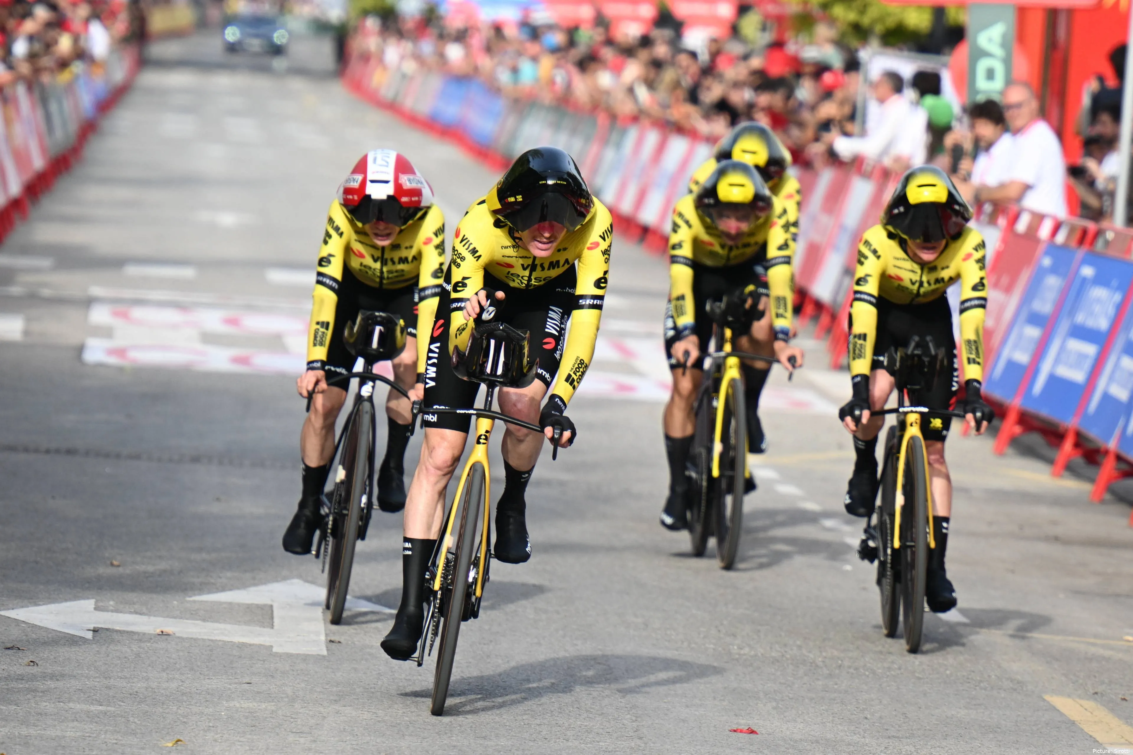 Team Visma | Lease a Bike durante la contrarreloj por equipos de la Vuelta a España 2025