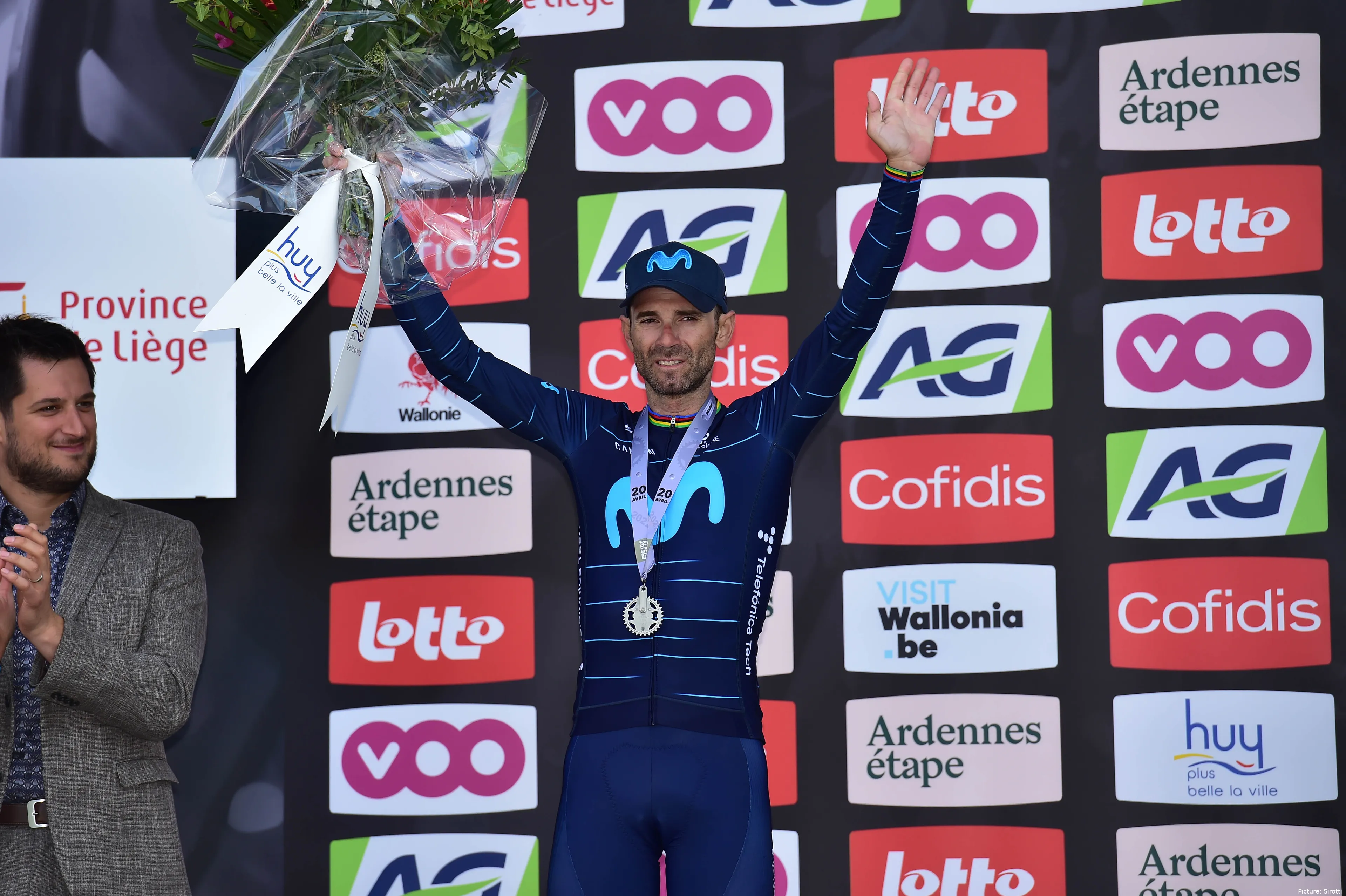 Alejandro Valverde celebra en el podio con los brazos en alto