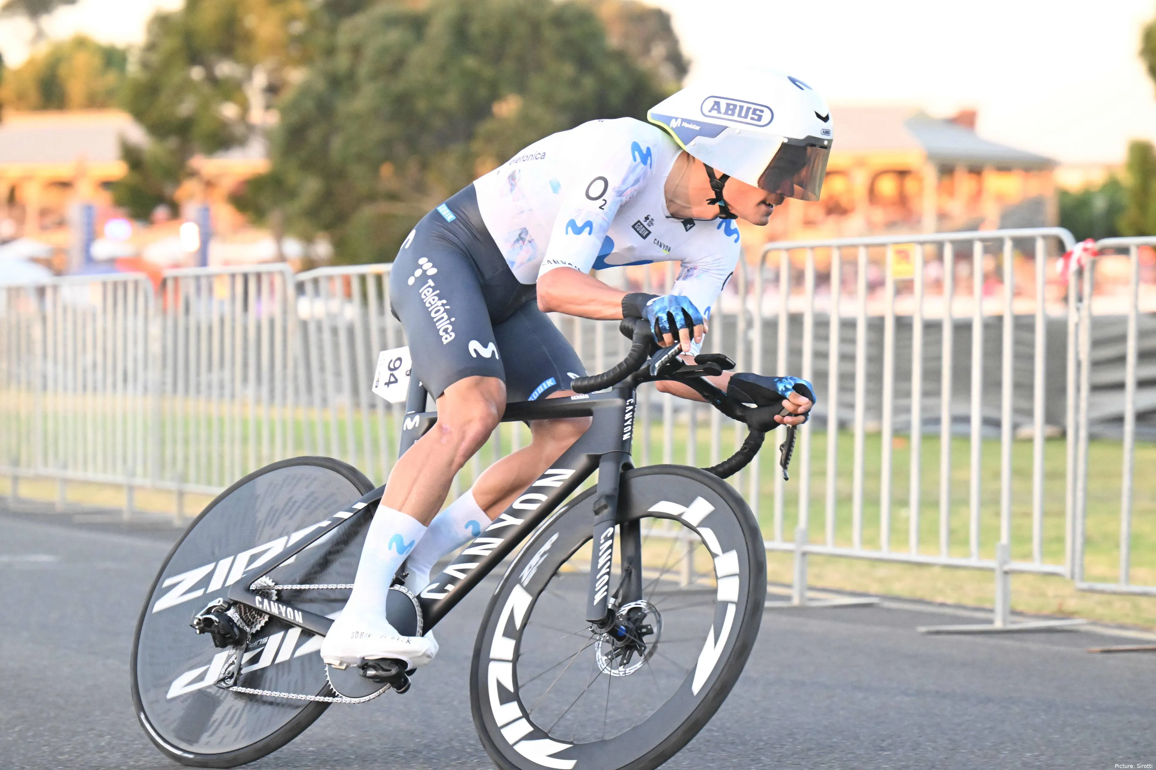 Javi Romo, con la bici de contrarreloj de Movistar Team