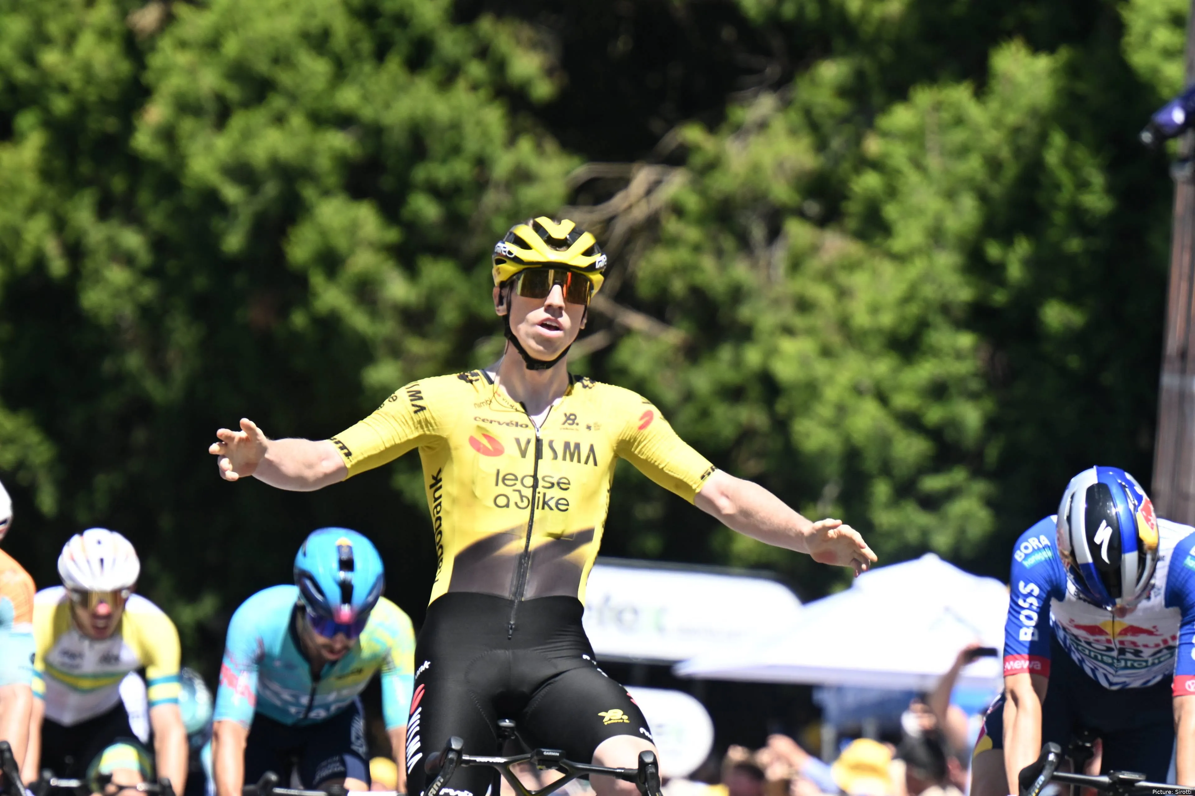 Matthew Brennan, celebrando una etapa del Tour Down Under 2026.