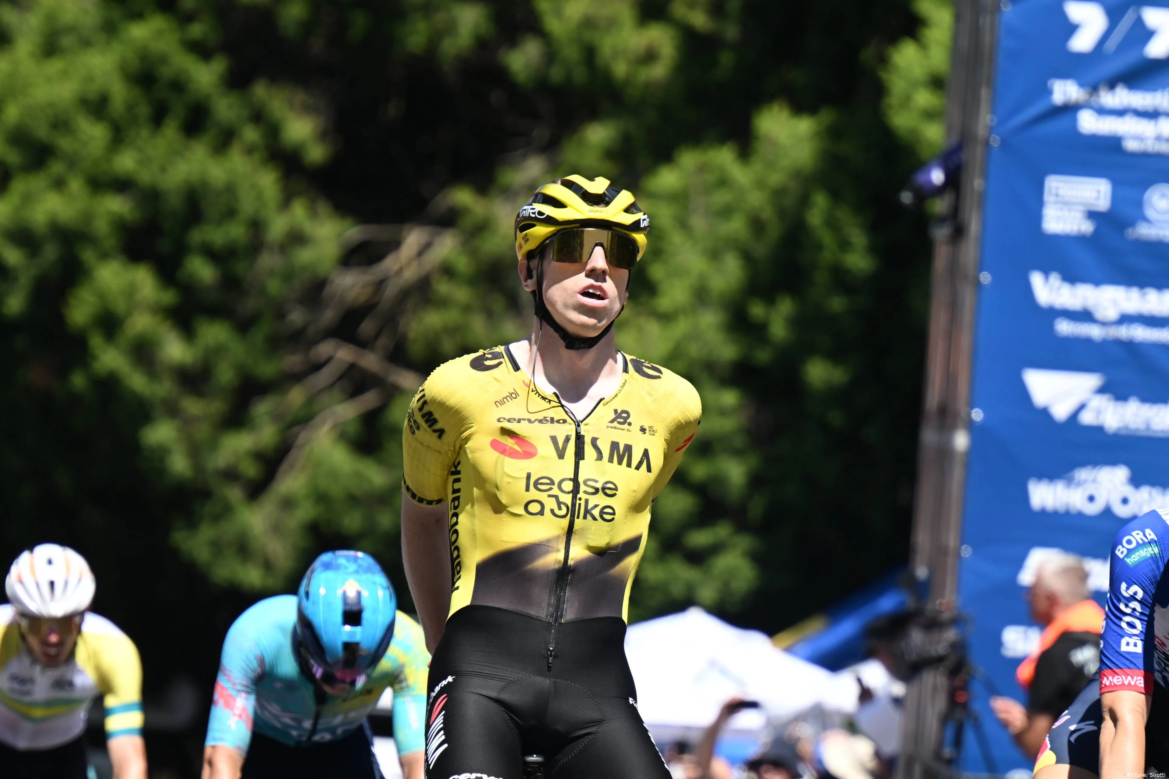 Matthew Brennan, celebrando su victoria en el Tour Down Under 2026