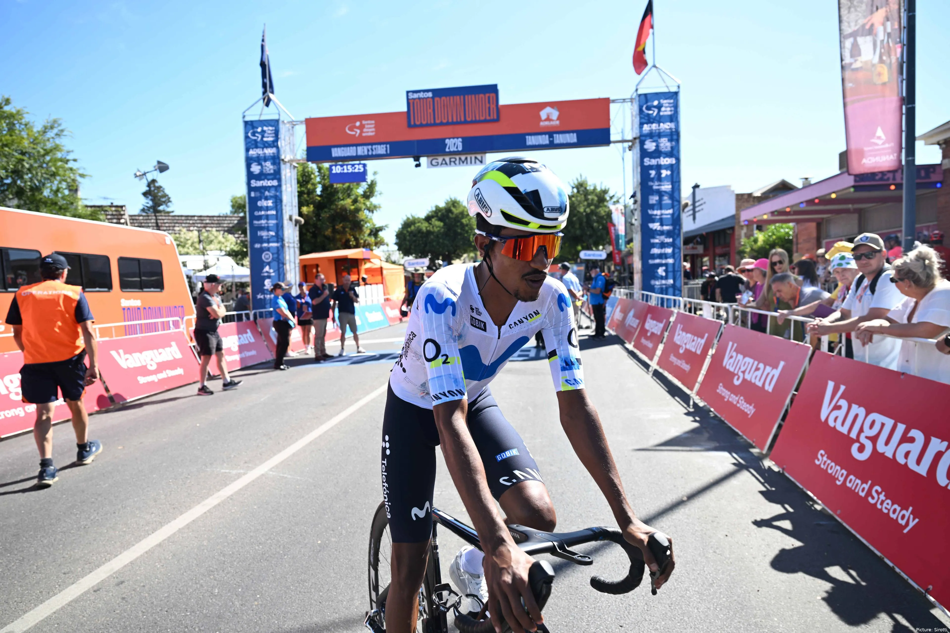 Natnael Tesfatsion, Movistar Team, en la etapa 1 del Tour Down Under 2026