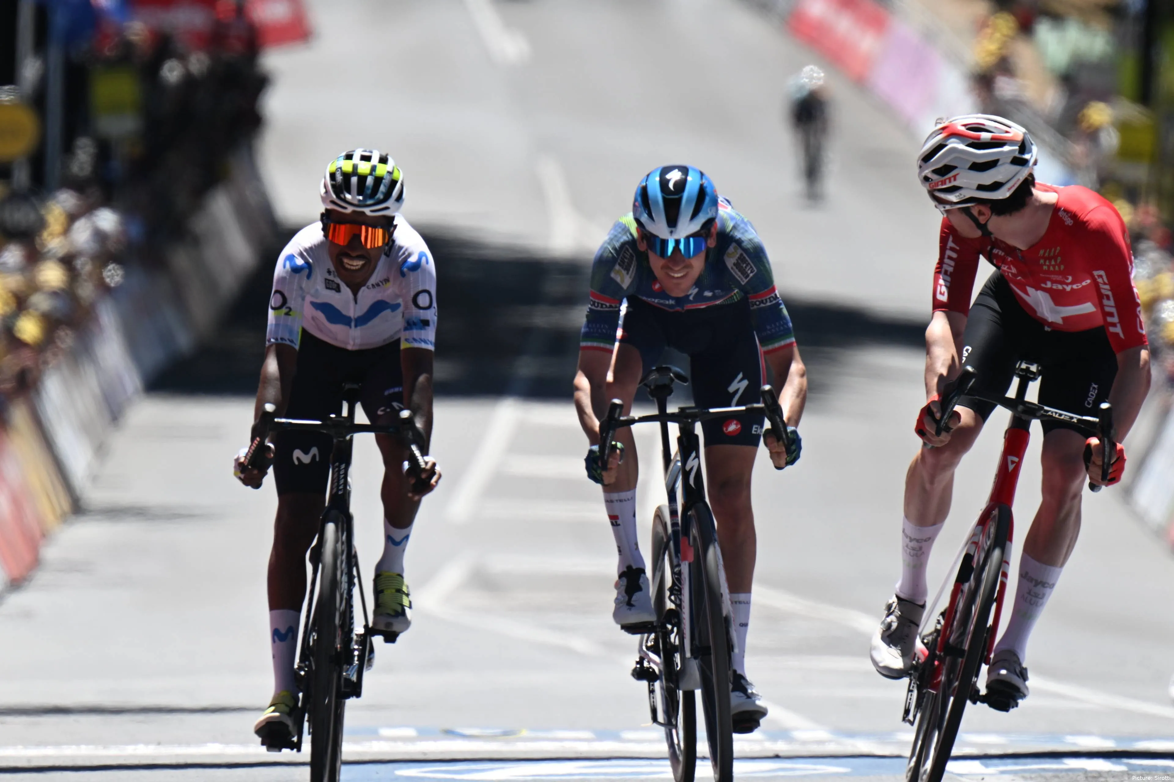 Natnael Tesfatsion, entrenando en meta para Movistar Team