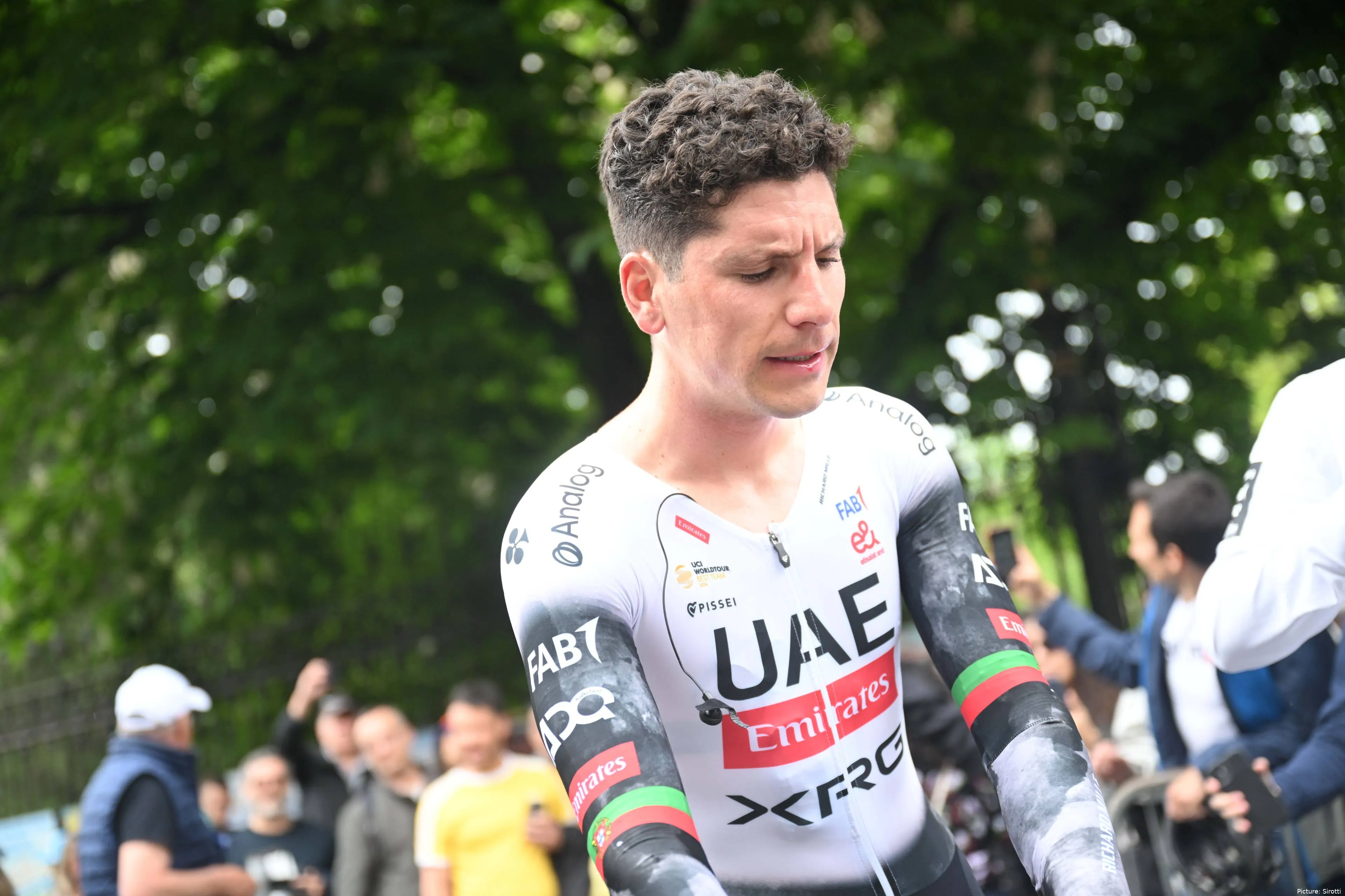 Almeida, sin casco, concentrado antes de una carrera.