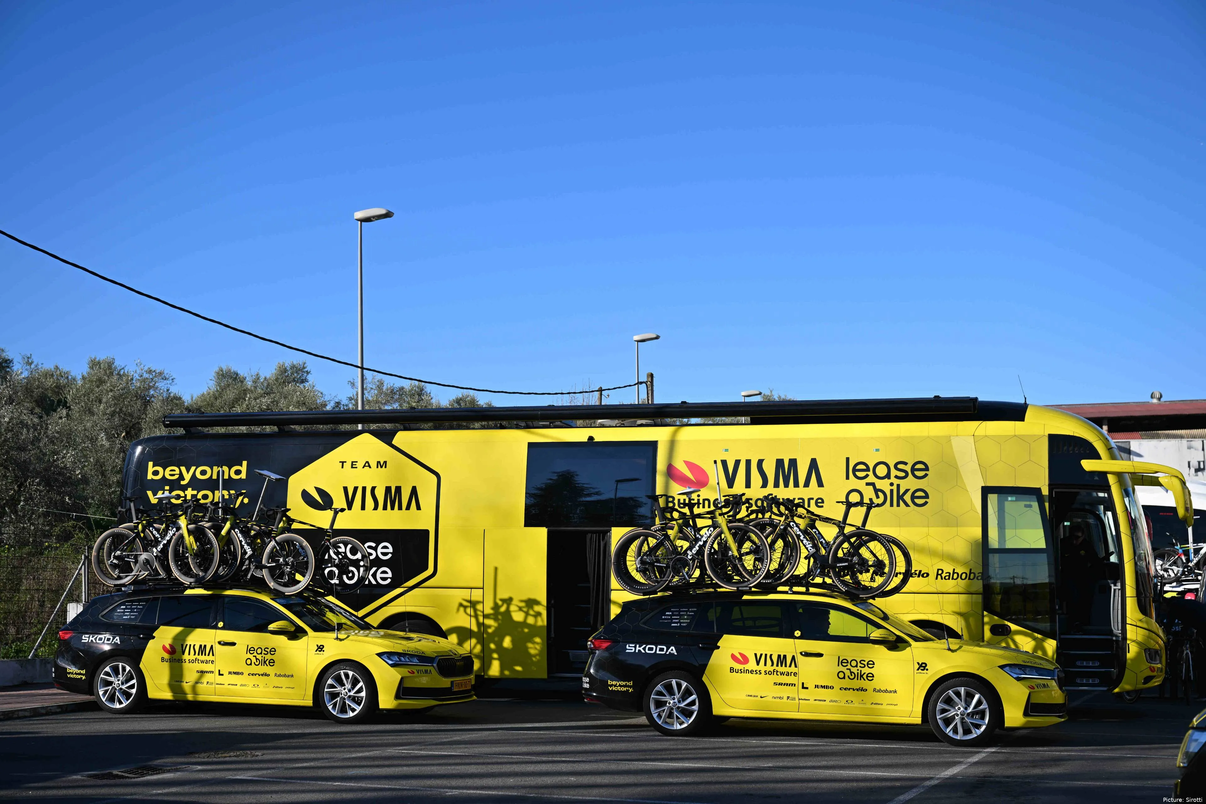 Autobús y coches de equipo de Team Visma | Lease a Bike en la etapa 4 de la Vuelta a Andalucía 2026