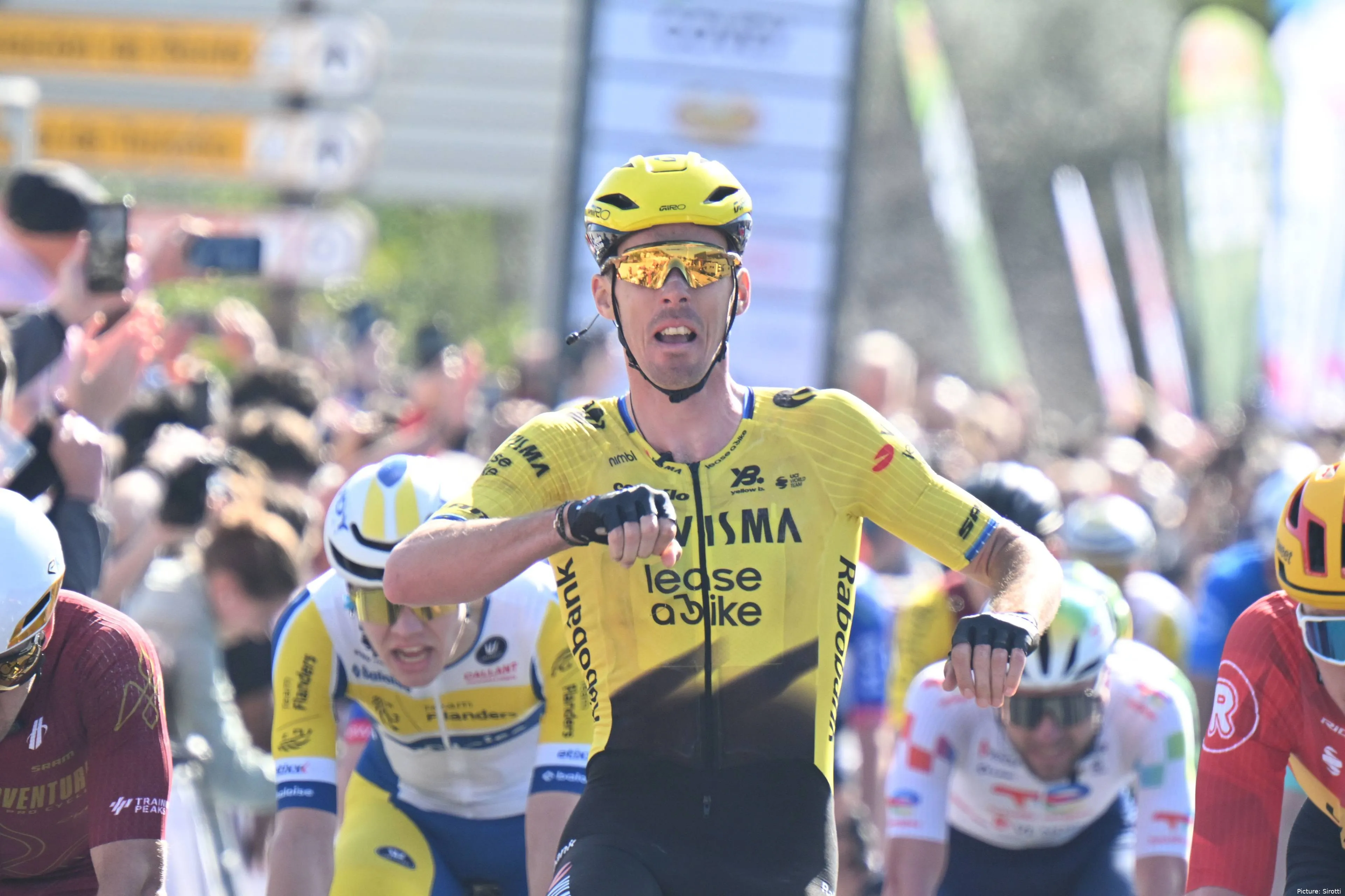 Christophe Laporte alza el puño al ganar la etapa 1 de la Vuelta a Andalucía 2026