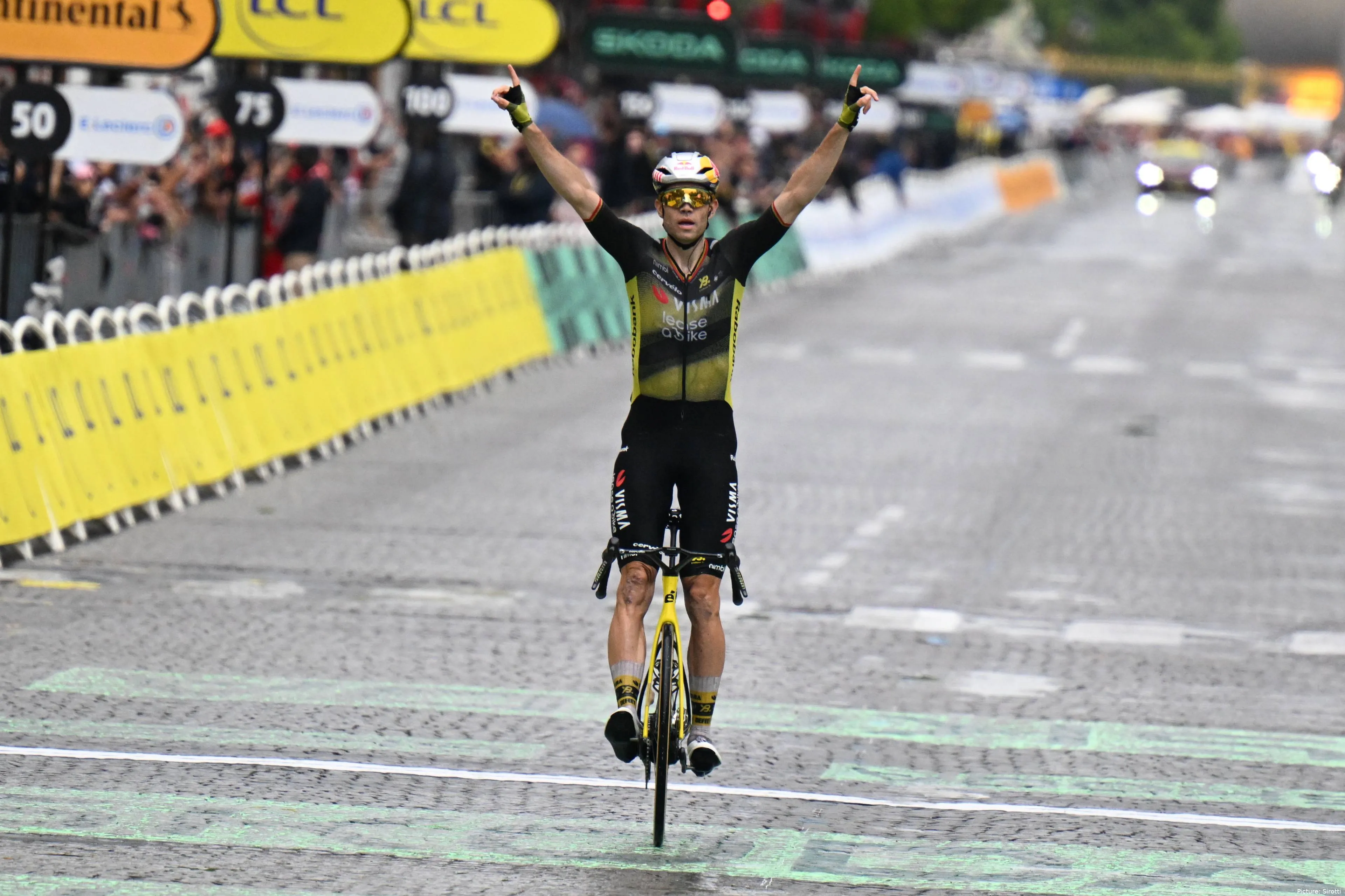 Wout van Aert, celebrando su victoria en la etapa 21 del Tour de Francia 2025