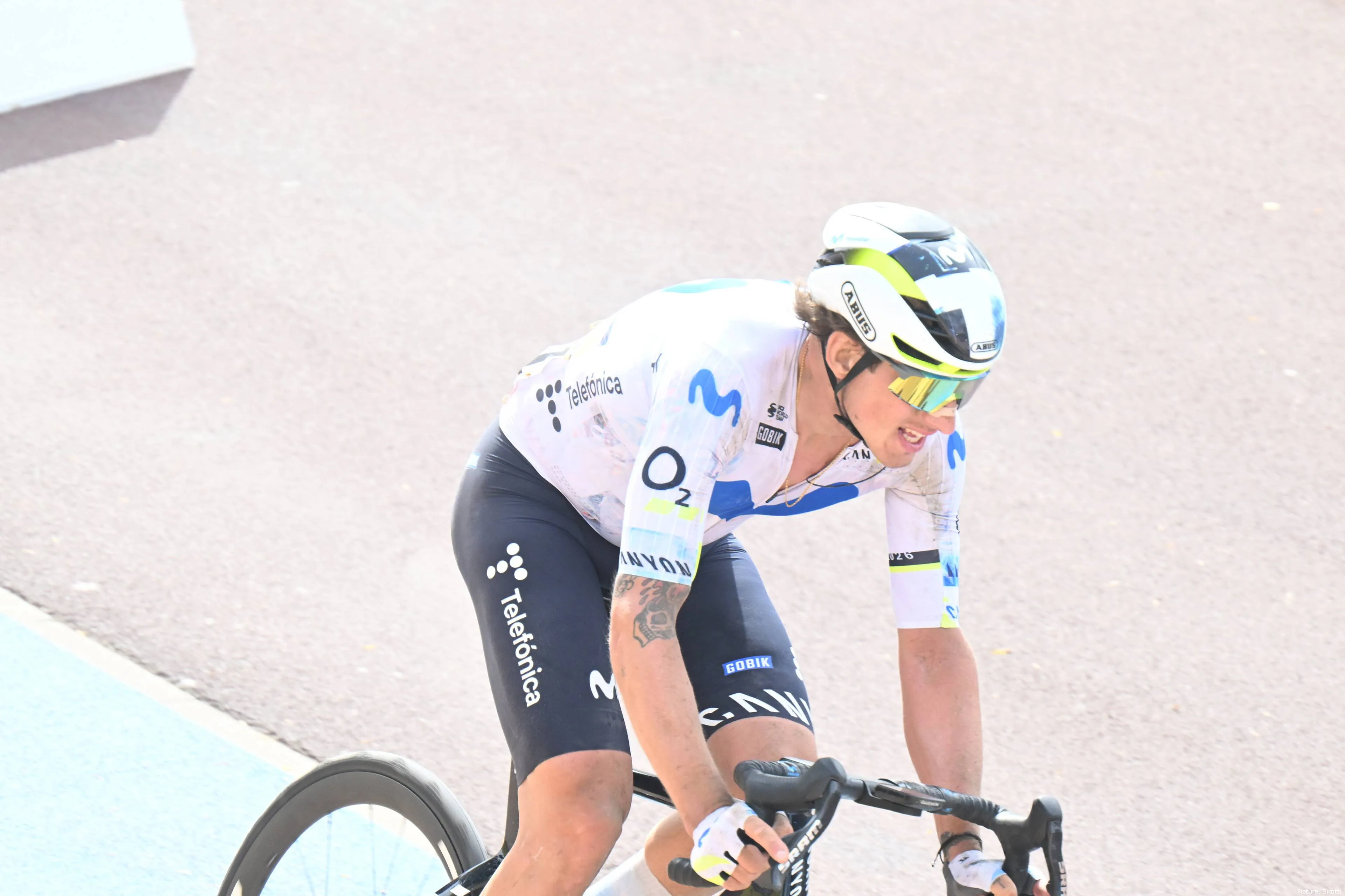 Iván García Cortina, en la París-Roubaix 2026 con Movistar Team.