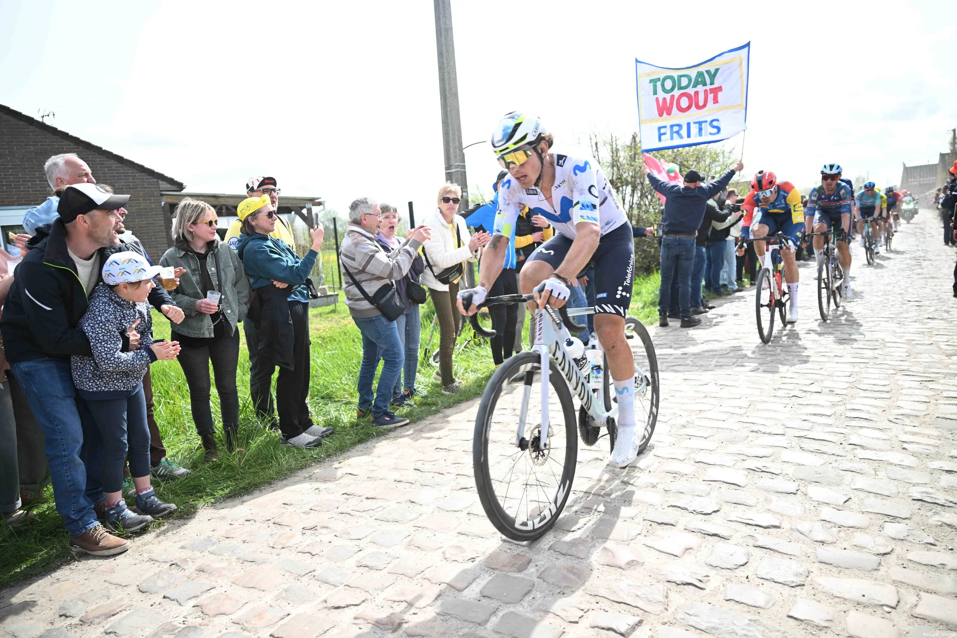 Iván García Cortina, en la París-Roubaix 2026 con Movistar Team.