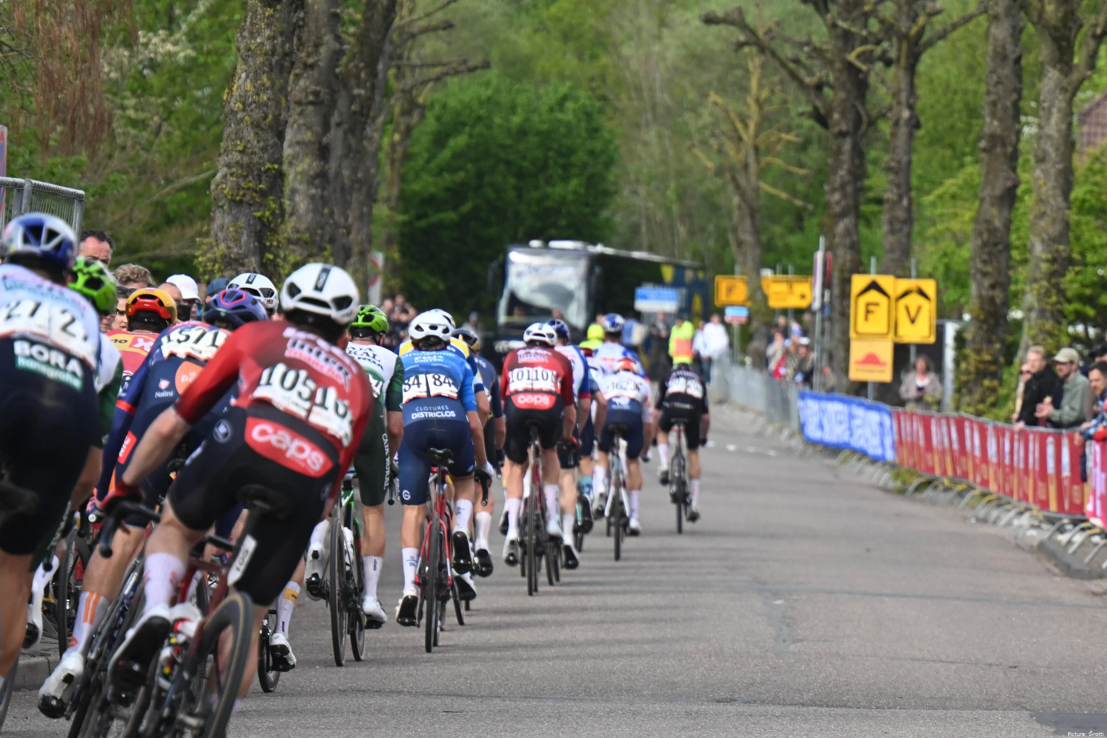 Pelotón profesional en la temporada 2026.