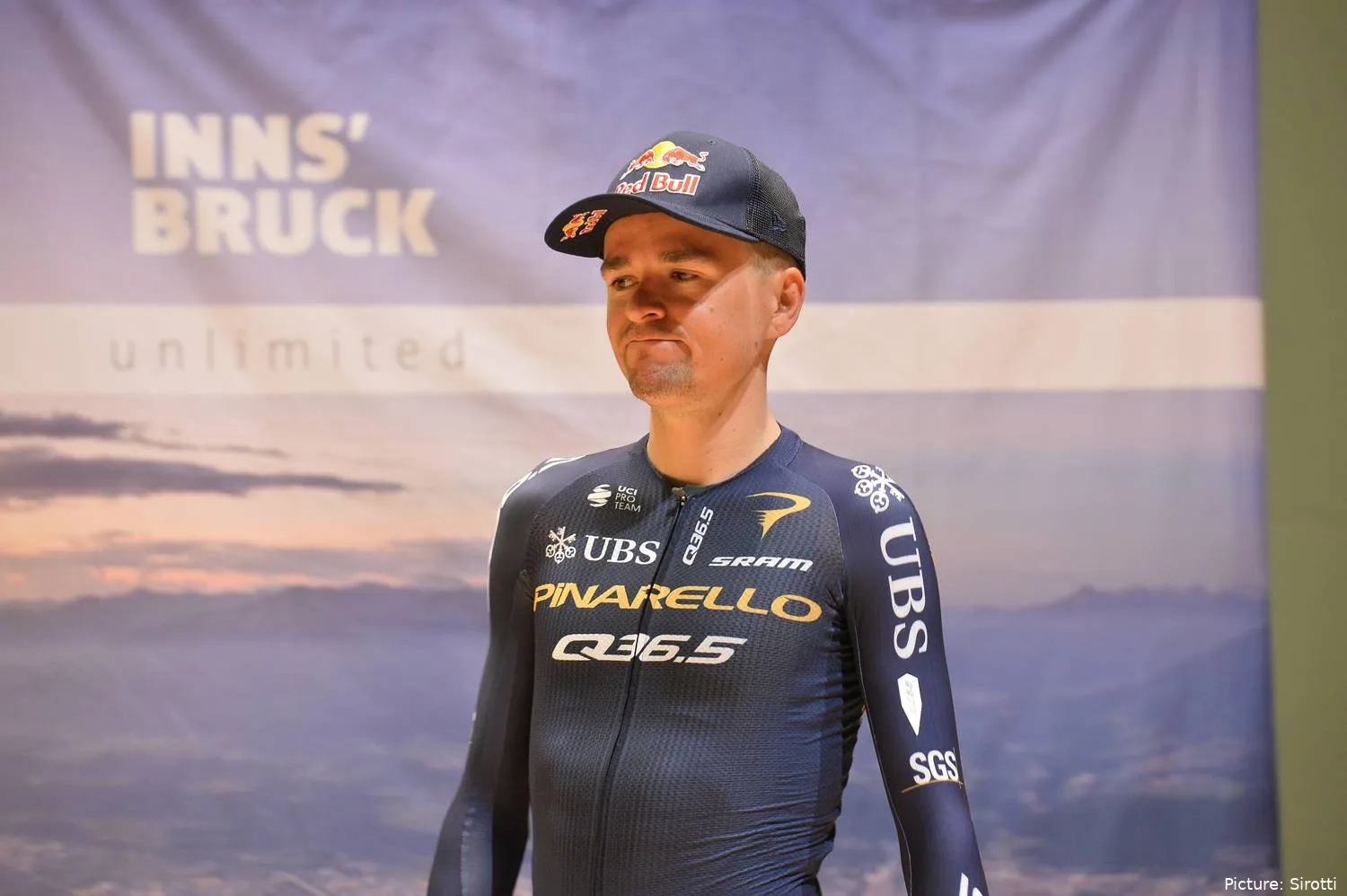 Tom Pidcock en la rueda de prensa previa al Tour of the Alps 2026