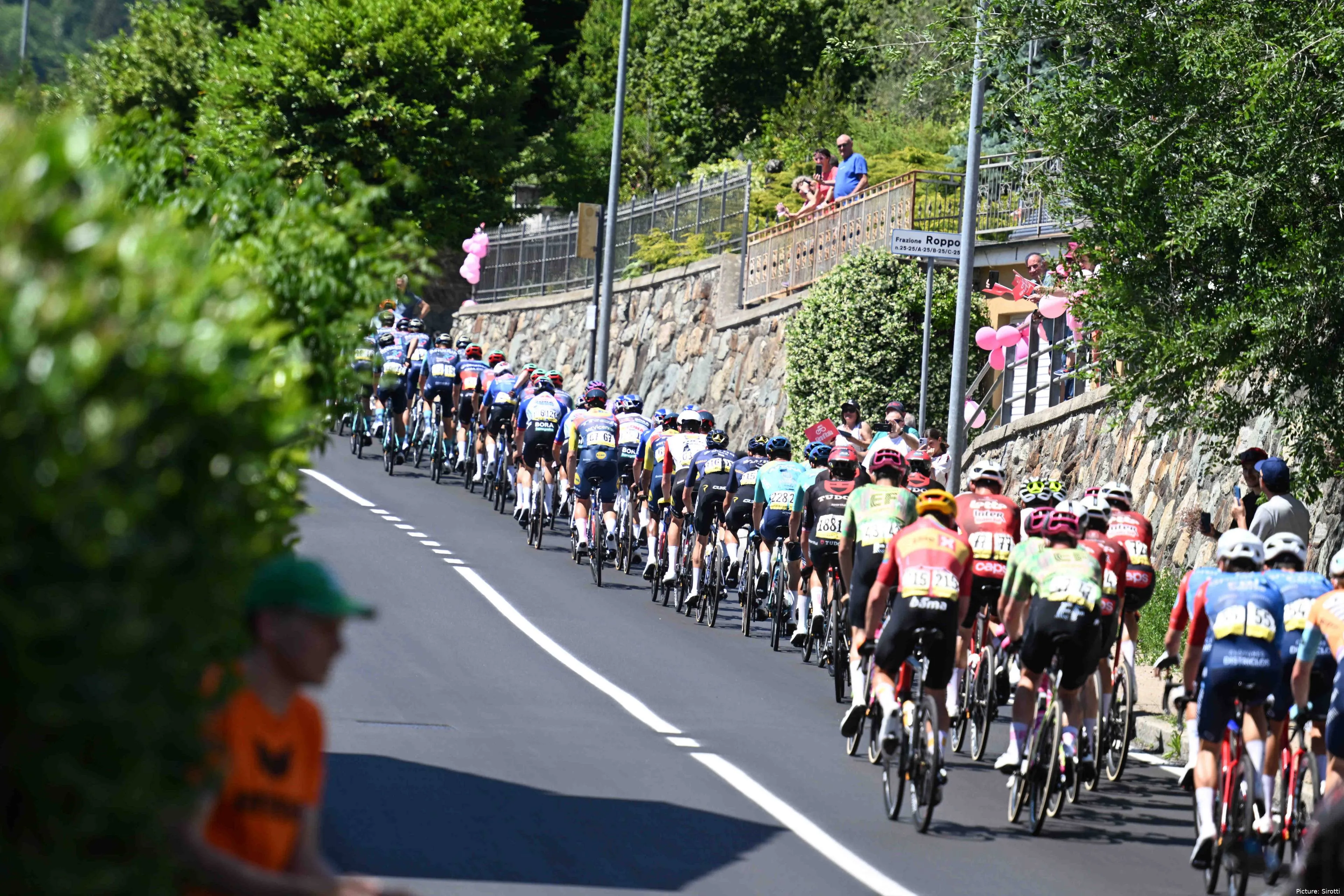 Pelotón en competición en el Giro de Italia 2026.