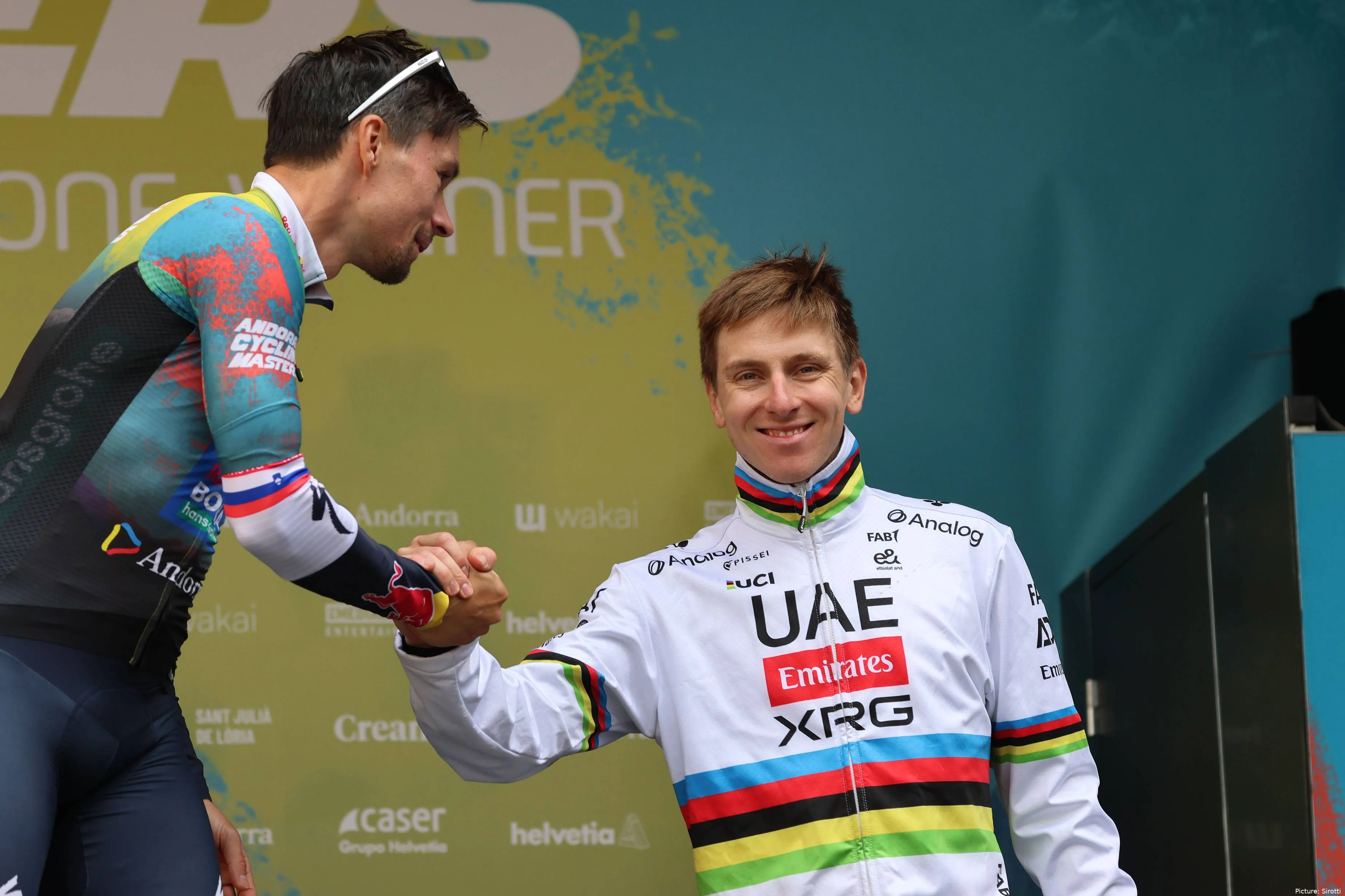 Primoz Roglic, Tadej Pogacar en una prueba reciente del calendario