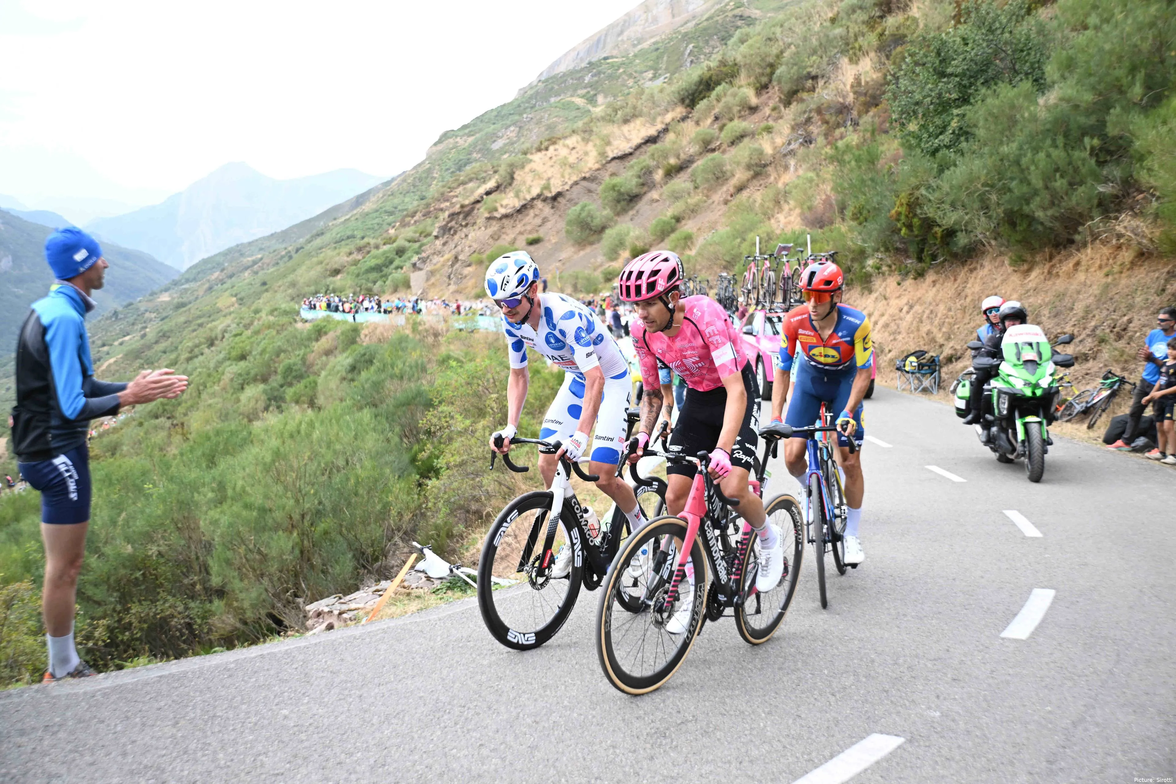 James Shaw in action for EF Education-EasyPost at the 2025 Vuelta a Espana