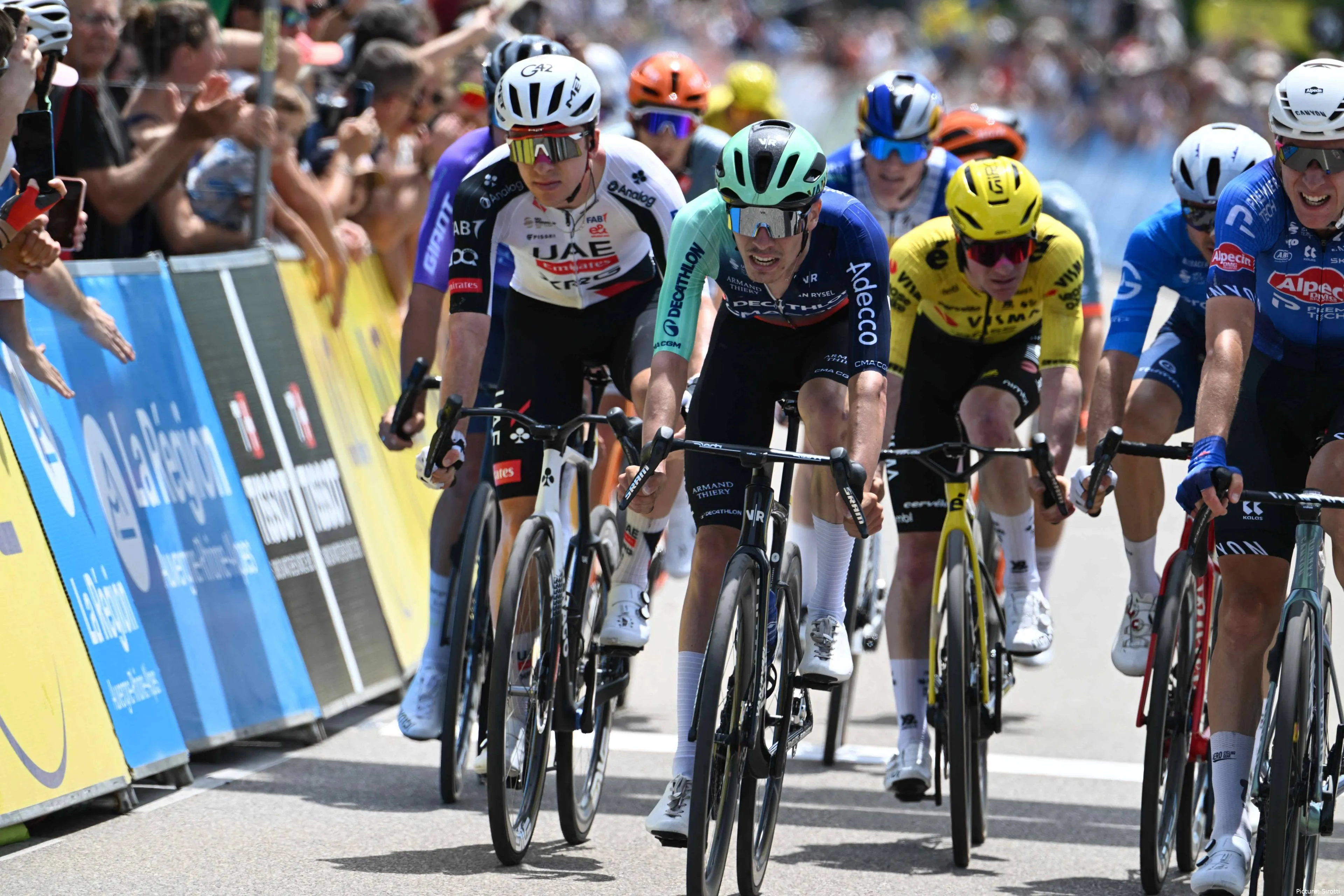 Leo Bisiaux sprints to the line at the 2026 Tour Auvergne-Rhône-Alpes