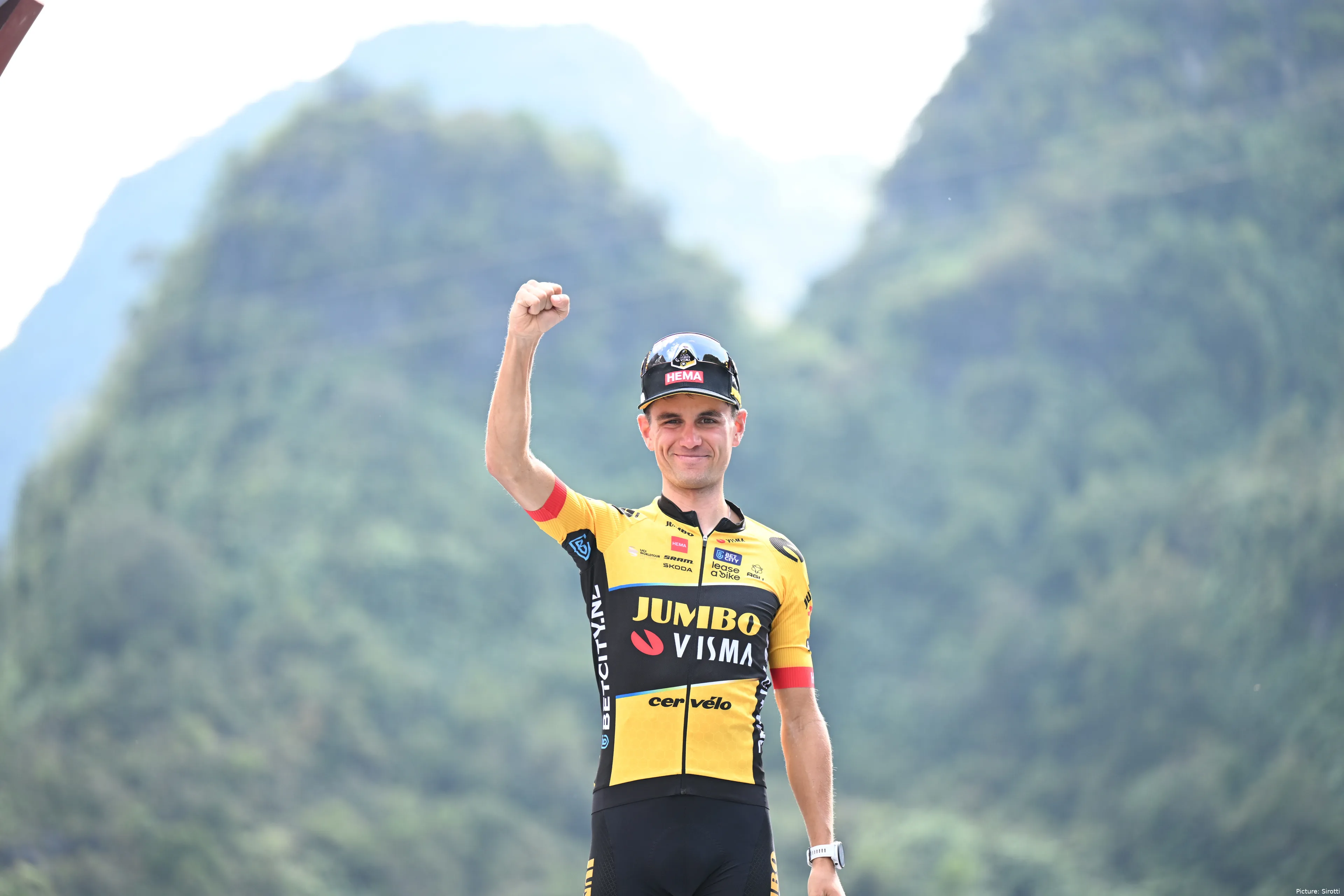 1142906783 652d328aecca3