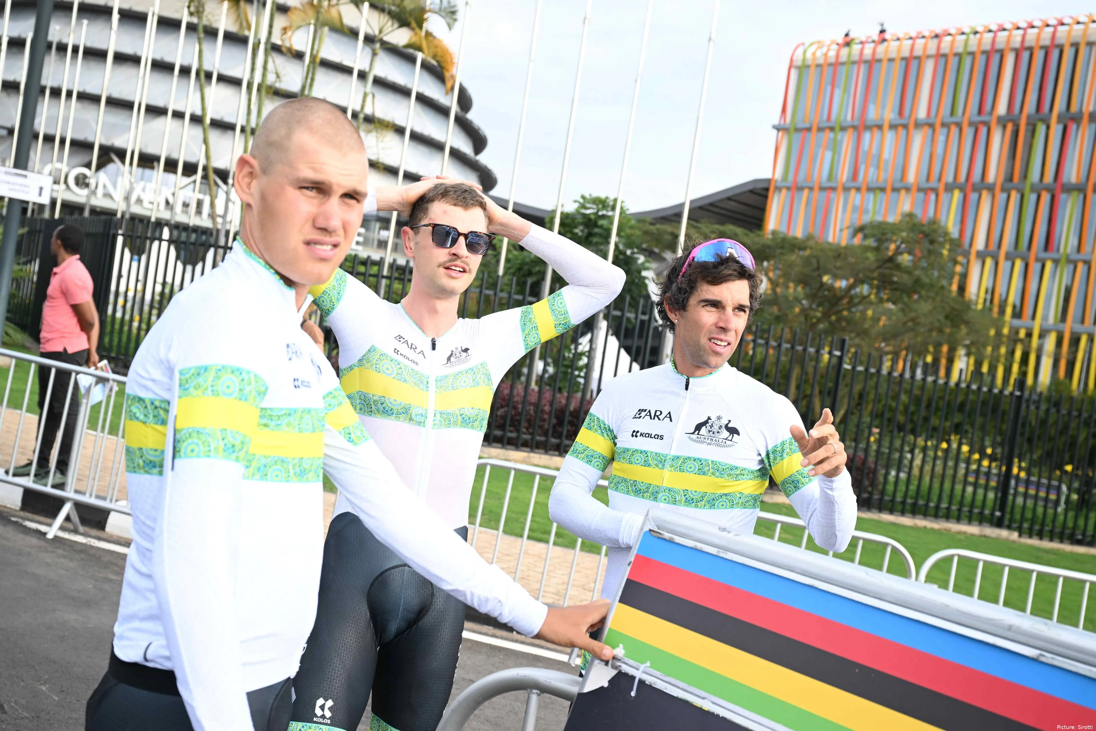 Matthews (R), Luke Plapp (L) und Jay Vine (M) bildeten die Männerhälfte des australischen Mixed-Relay-Zeitfahrteams bei den Weltmeisterschaften