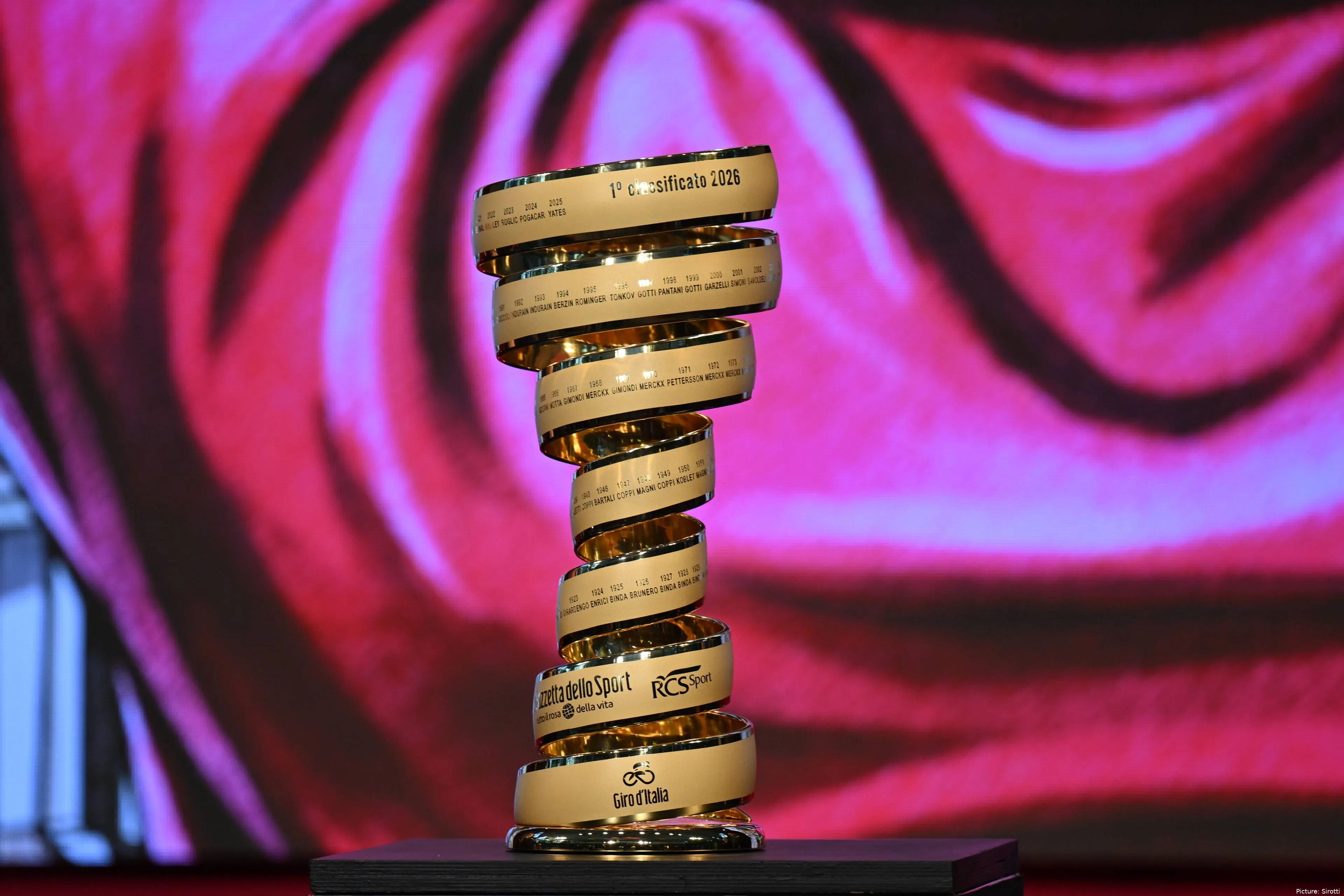 Giro d’Italia-Trophäe bei der Teampräsentation 2026