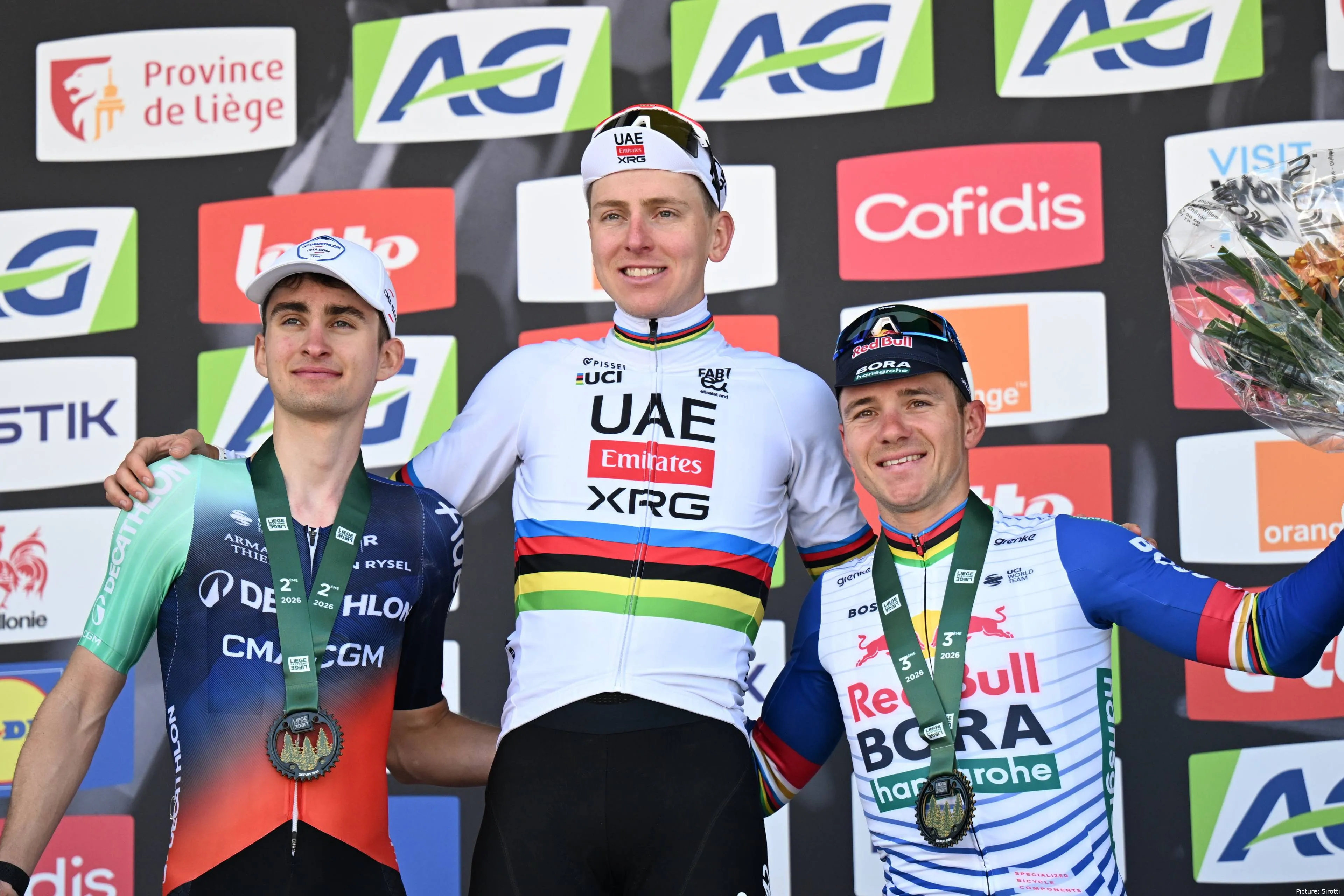 Tadej Pogacar, Paul Seixas und Remco Evenepoel beim Podium der Lüttich–Bastogne–Lüttich 2026