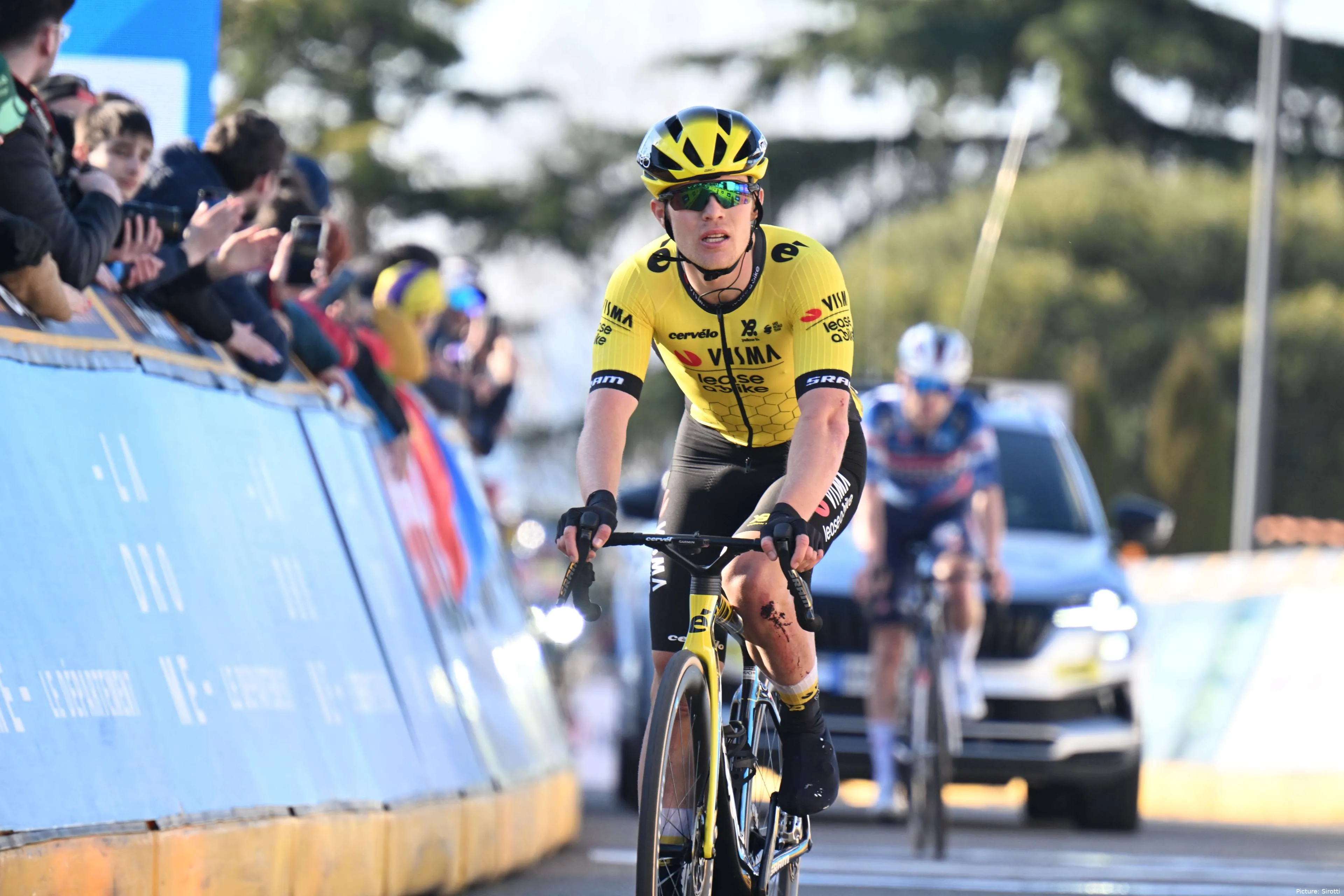 Axel Zingle rijdt over de finish