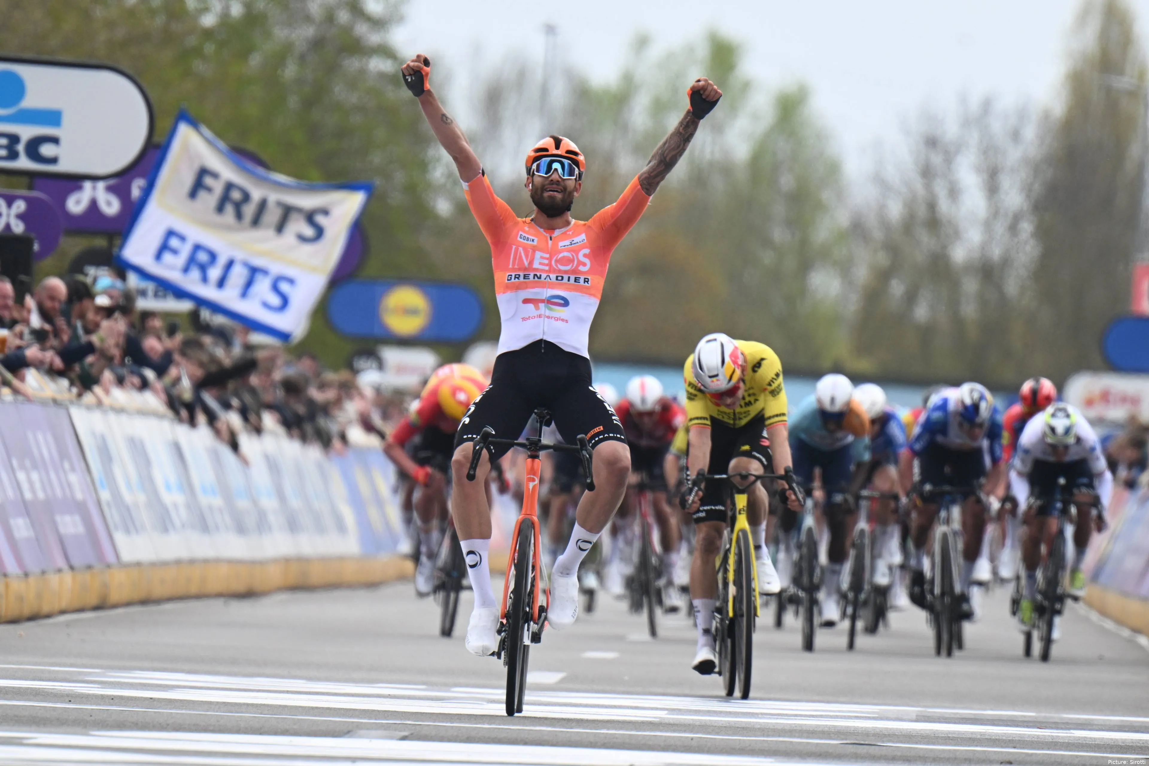 Filippo Ganna beats Wout van Aert at Dwars door Vlaanderen 2026