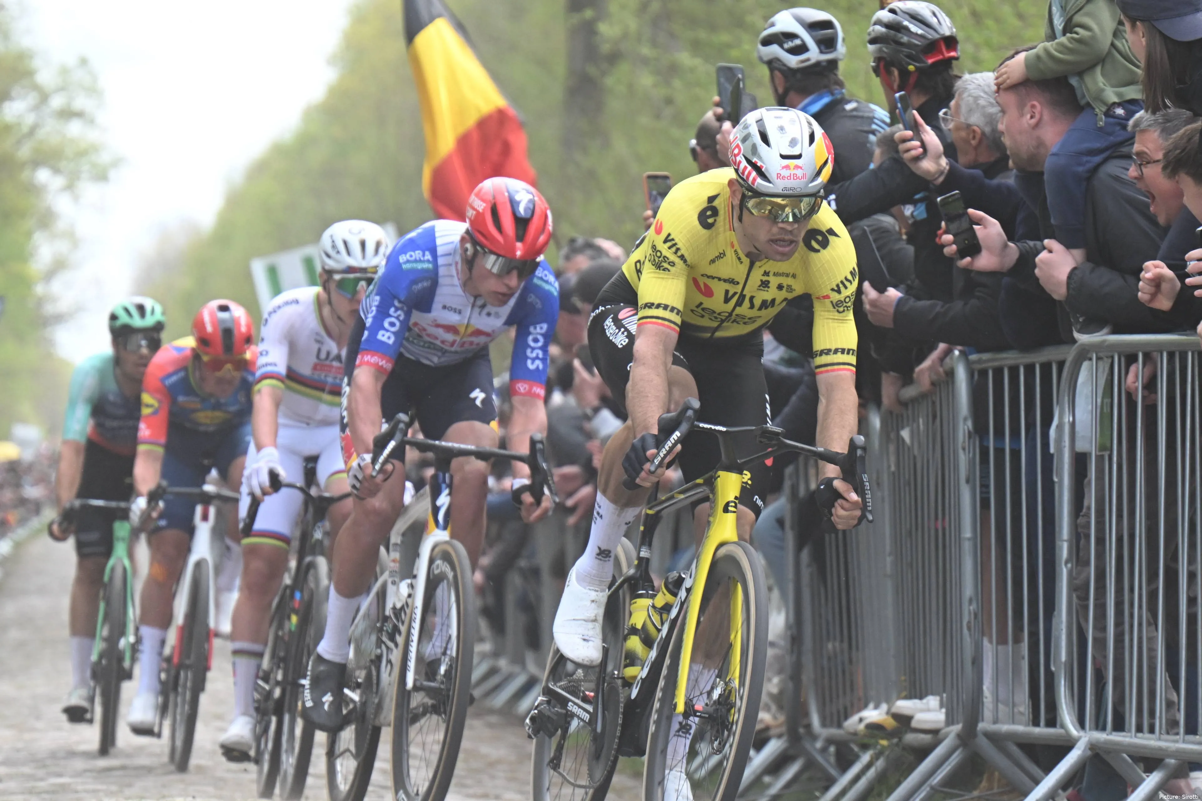 Wout van Aert tijdens Parijs-Roubaix 2026