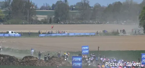 2022 Paris-Roubaix pelotón. @Sirotti