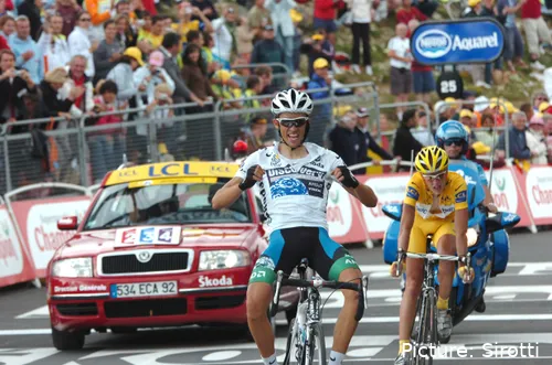 Alberto Contador, ganándole una etapa a Michael Rasmussen el Tour de Francia 2007