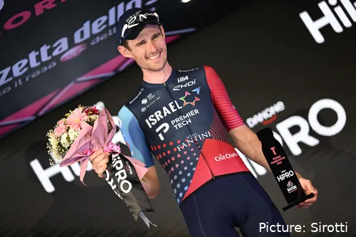 Gee recibió el premio al corredor más combativo en la edición 2023 del Giro