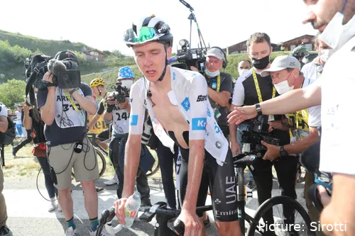Tadej Pogacar, tras caer derrotado en el Col de la Loze en el Tour de Francia 2023