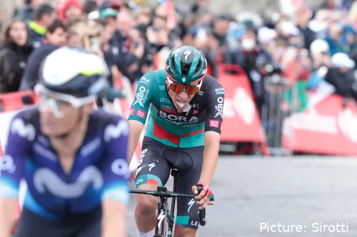 Cian Uijtdebroeks, en plena acción durante su etapa en el BORA - hansgrohe