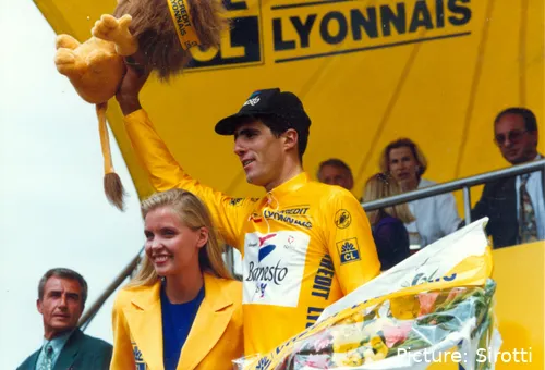 Miguel Indurain, con el maillot amarillo del Tour de Francia