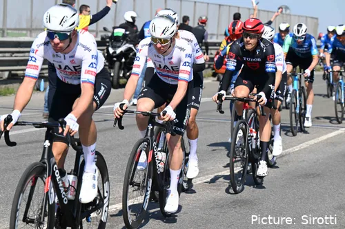 Tadej Pogacar, siguiendo a Domen Novak en la Milán-San Remo 2024