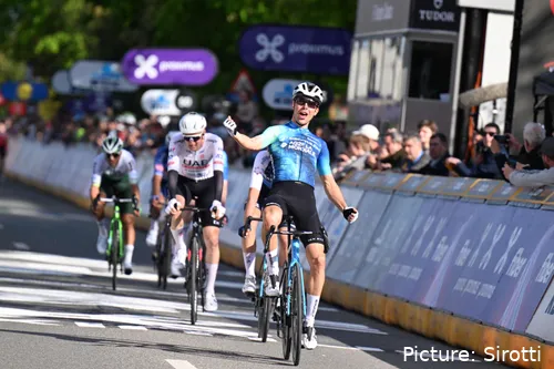 Benoit Cosnefroy apunta a fichar por el UAE de Tadej Pogacar