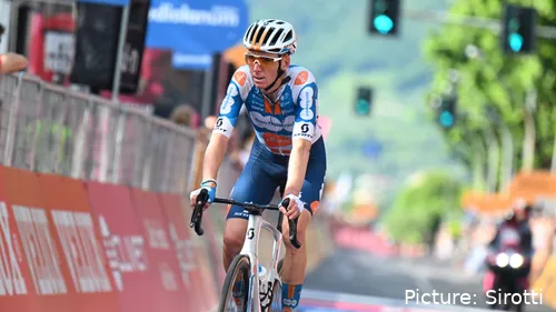 Romain Bardet, líder del DSM en el Giro.