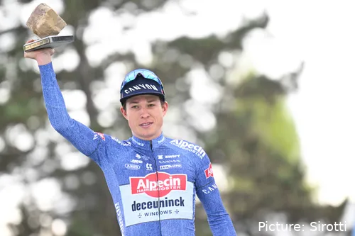 Jasper Philipsen terminó segundo en la París-Roubaix 2024