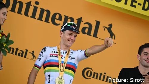 Remco Evenepoel en el podio tras su primera victoria de etapa en el Tour de Francia