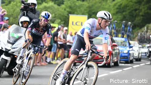 Remco Evenepoel adelanta a Primoz Roglic durante la 11ª etapa del Tour de Francia. @Sirotti