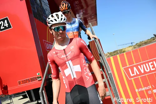 Mauro Schmid, con el maillot de campeón suizo