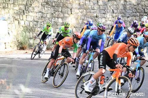 Euskaltel - Euskadi, en plena acción durante una carrera