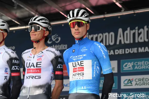 Isaac del Toro y Juan Ayuso, durante la Tirreno-Adriatico 2025